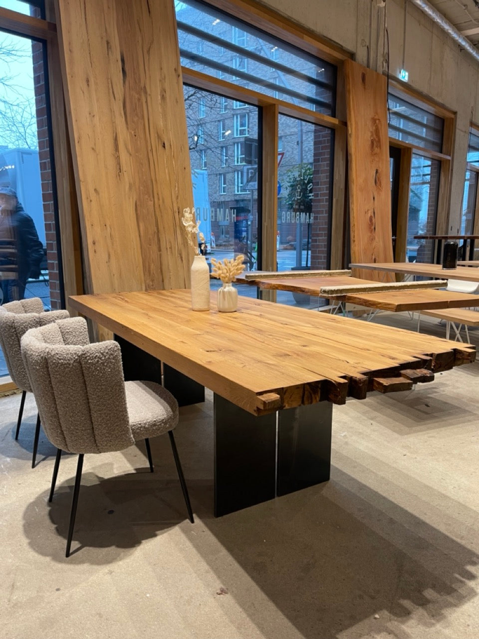 Altholztisch mit historischen Balkenenden | Holzwerk Hamburg