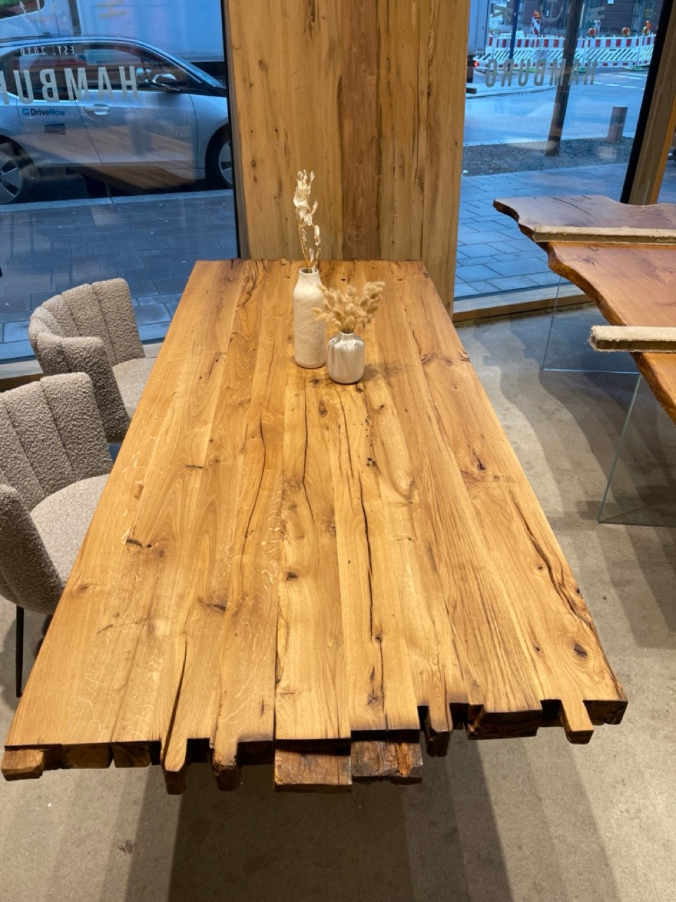 Altholztisch mit historischen Balkenenden | Holzwerk Hamburg
