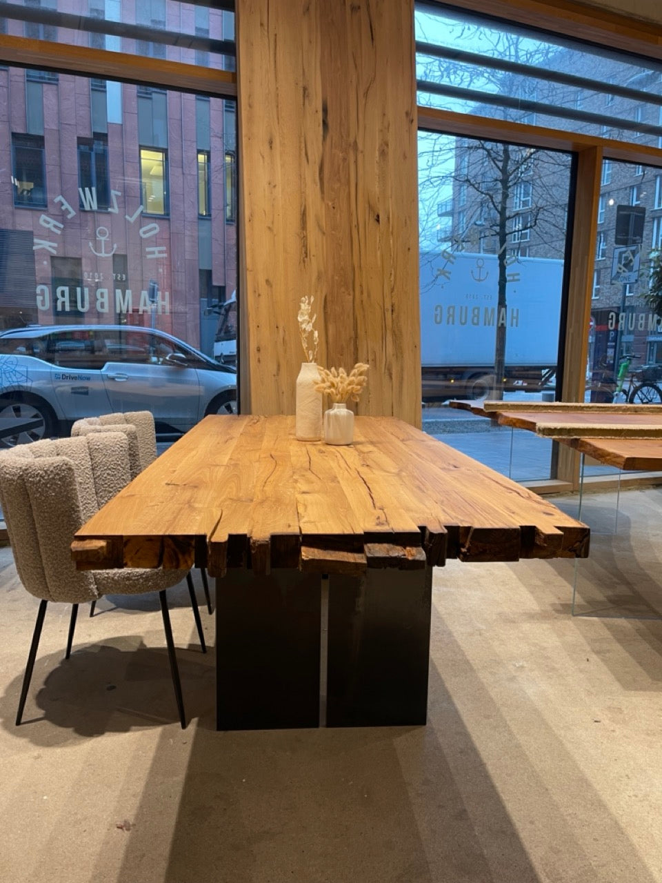 Altholztisch mit historischen Balkenenden | Holzwerk Hamburg