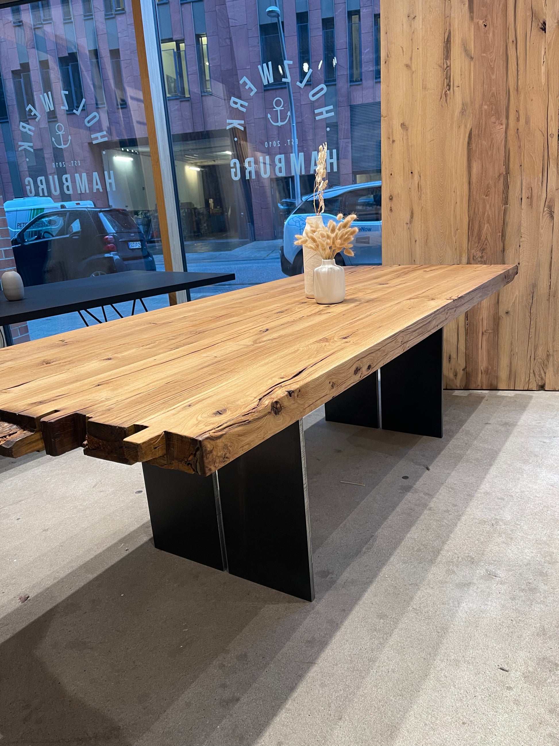 Altholztisch mit historischen Balkenenden | Holzwerk Hamburg