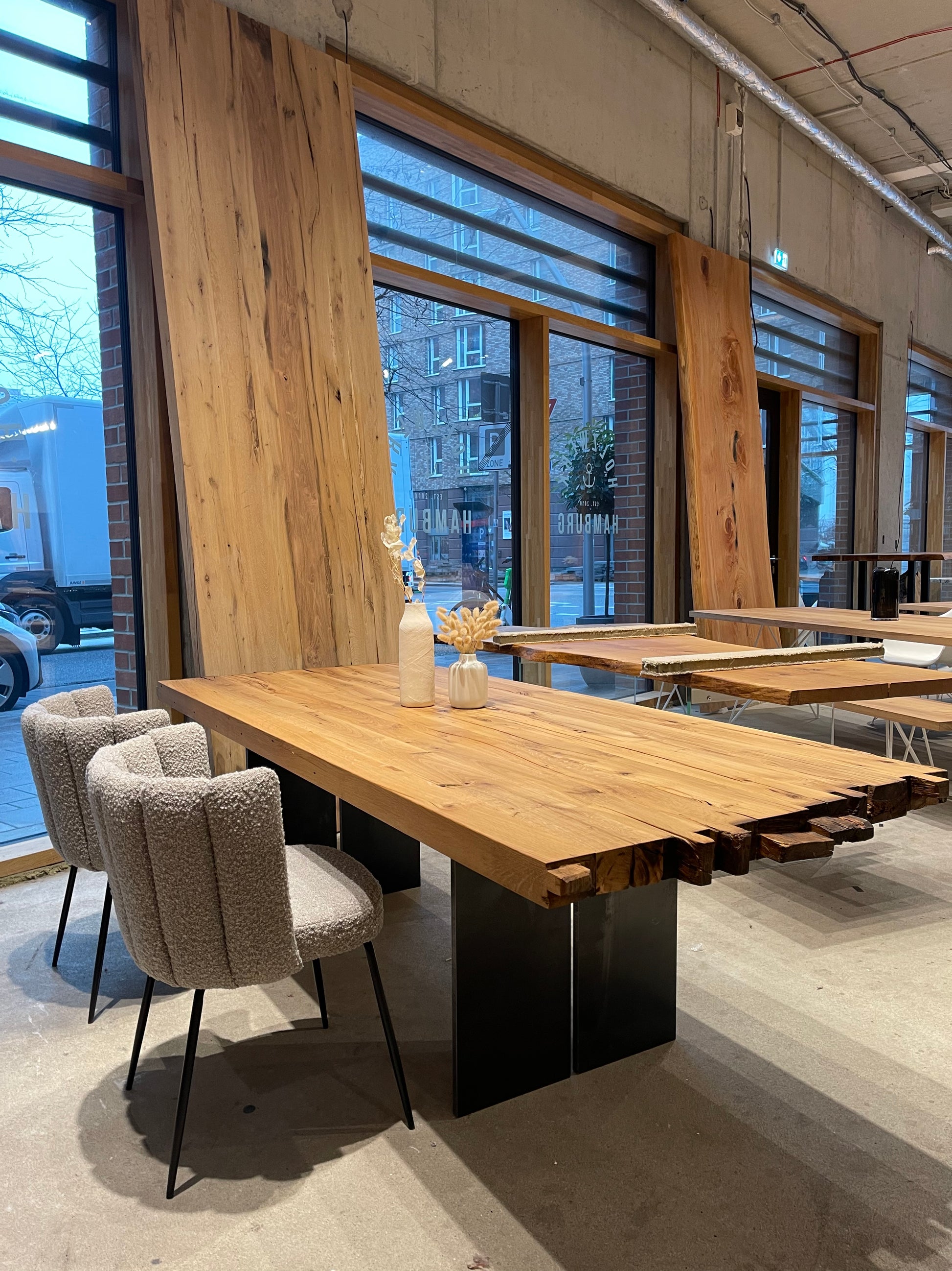 Altholztisch mit historischen Balkenenden | Holzwerk Hamburg