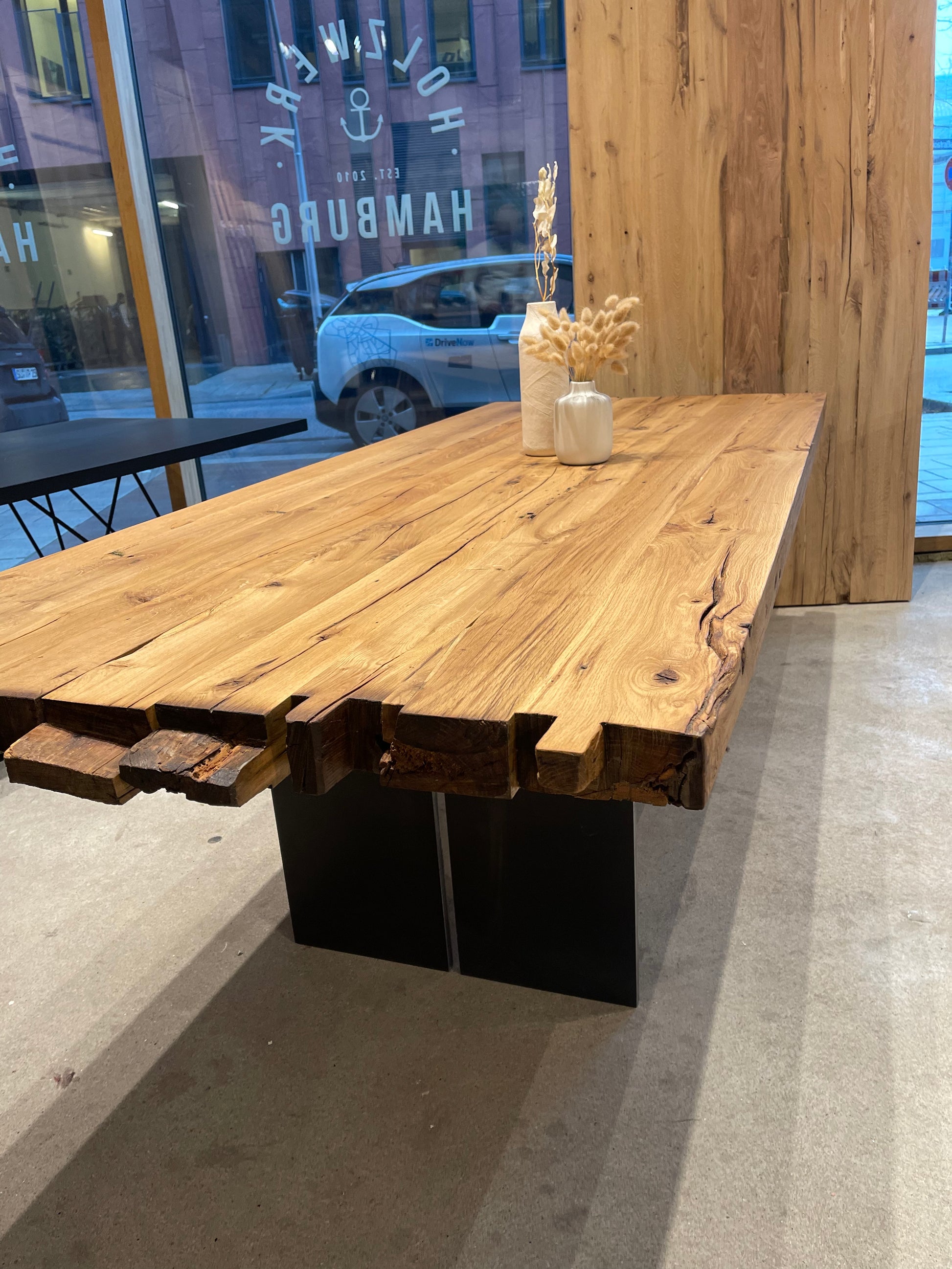Altholztisch mit historischen Balkenenden | Holzwerk Hamburg