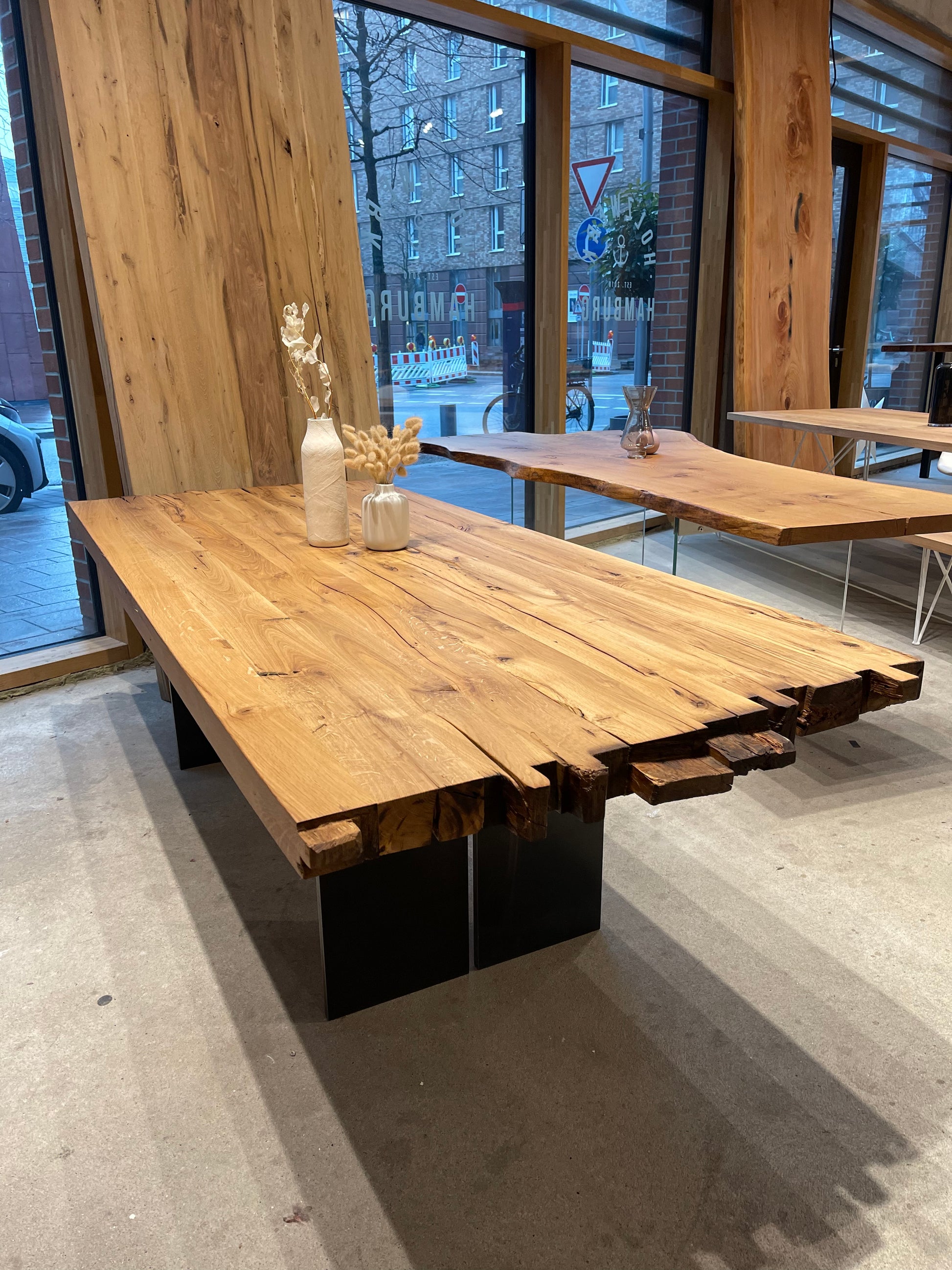 Altholztisch mit historischen Balkenenden | Holzwerk Hamburg