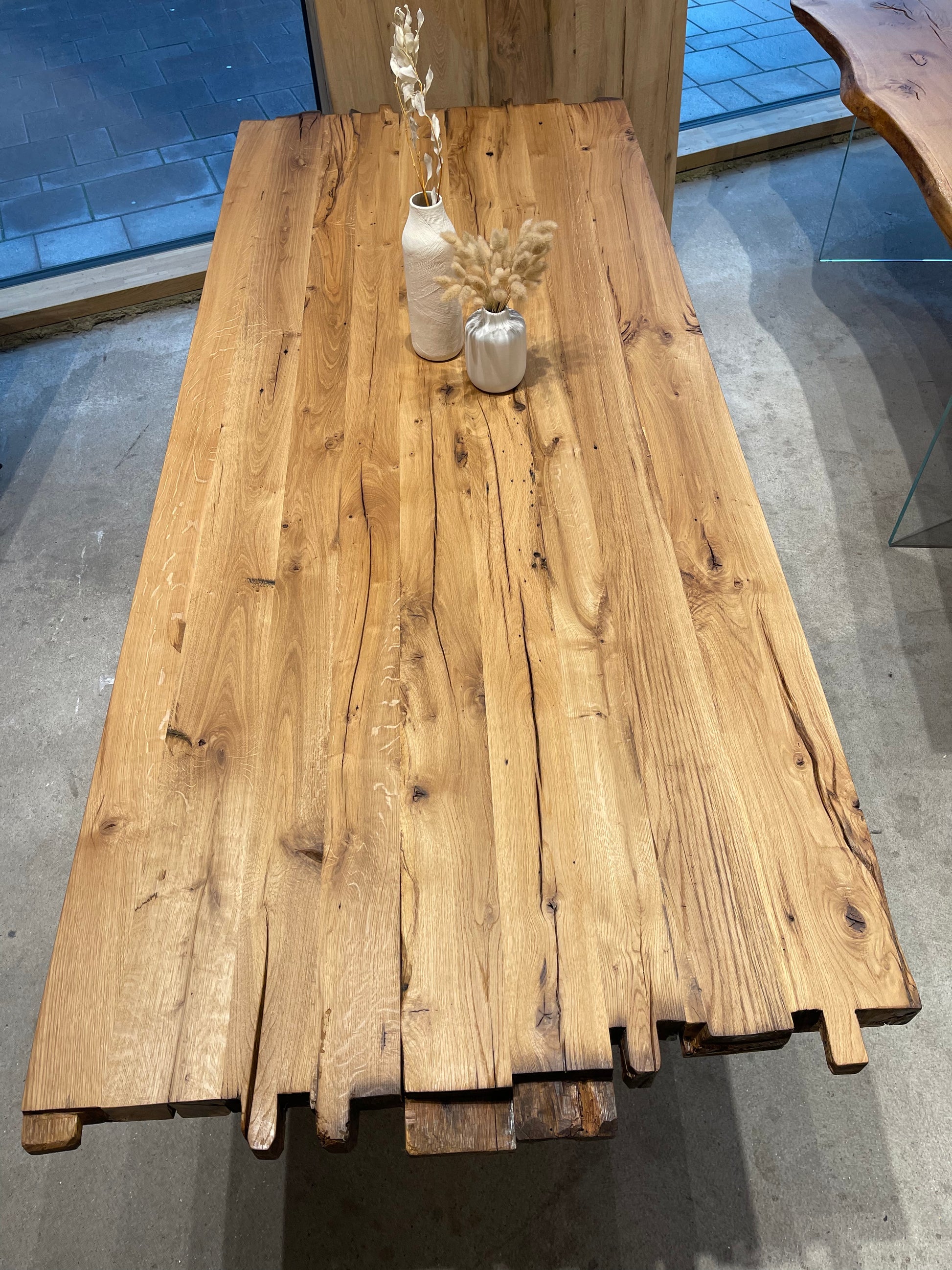Altholztisch mit historischen Balkenenden | Holzwerk Hamburg