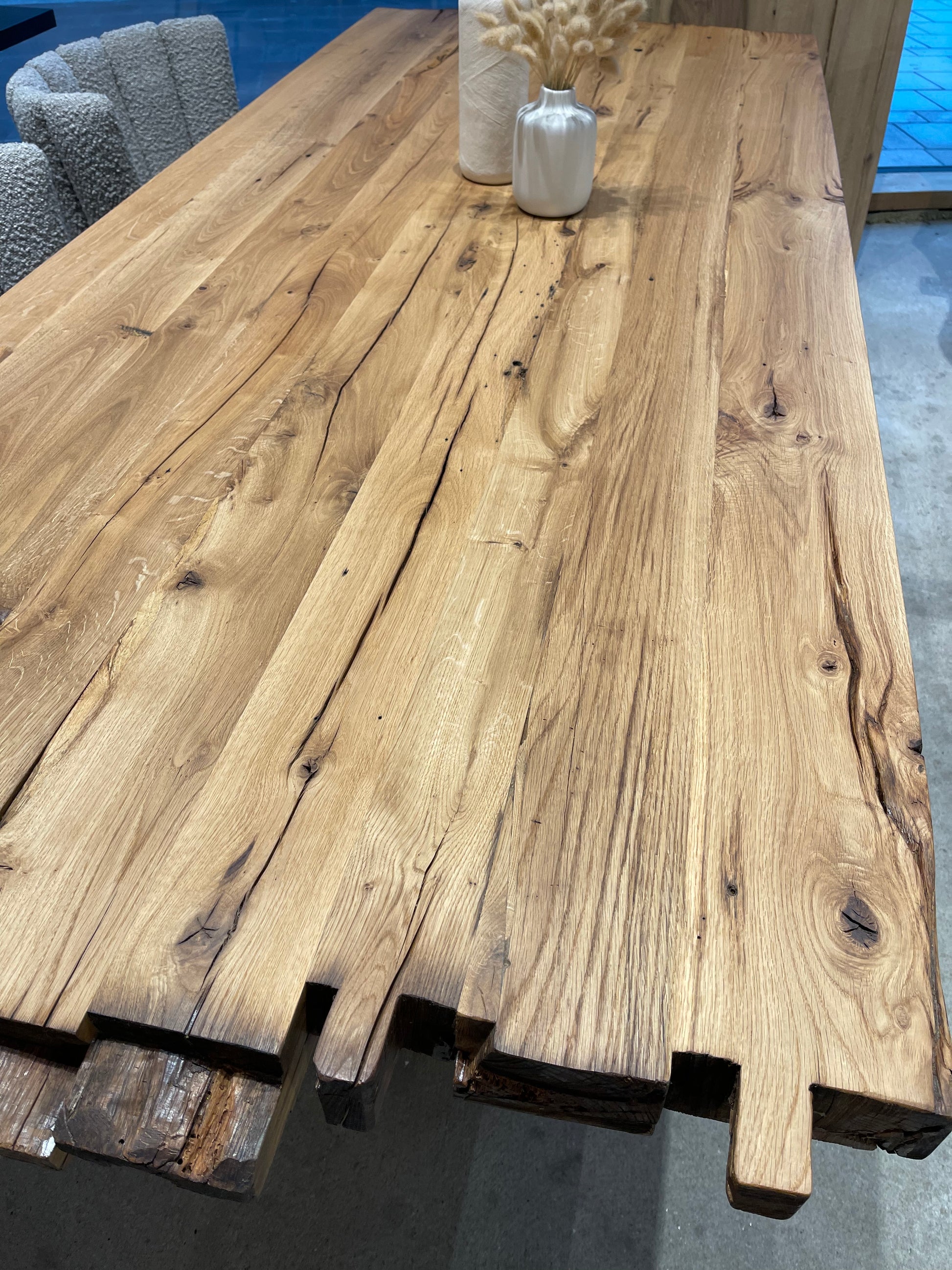 Altholztisch mit historischen Balkenenden | Holzwerk Hamburg