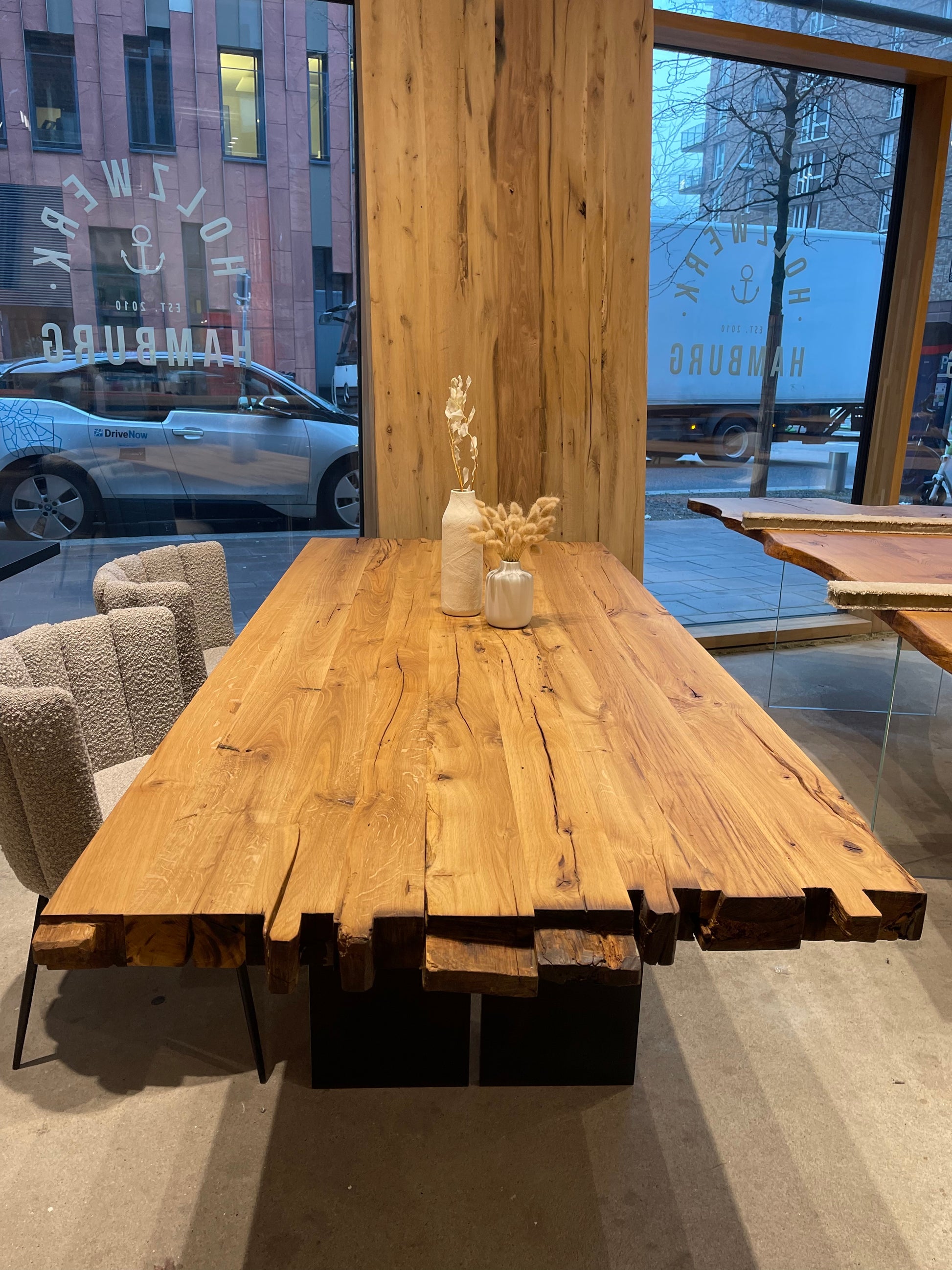 Altholztisch mit historischen Balkenenden | Holzwerk Hamburg