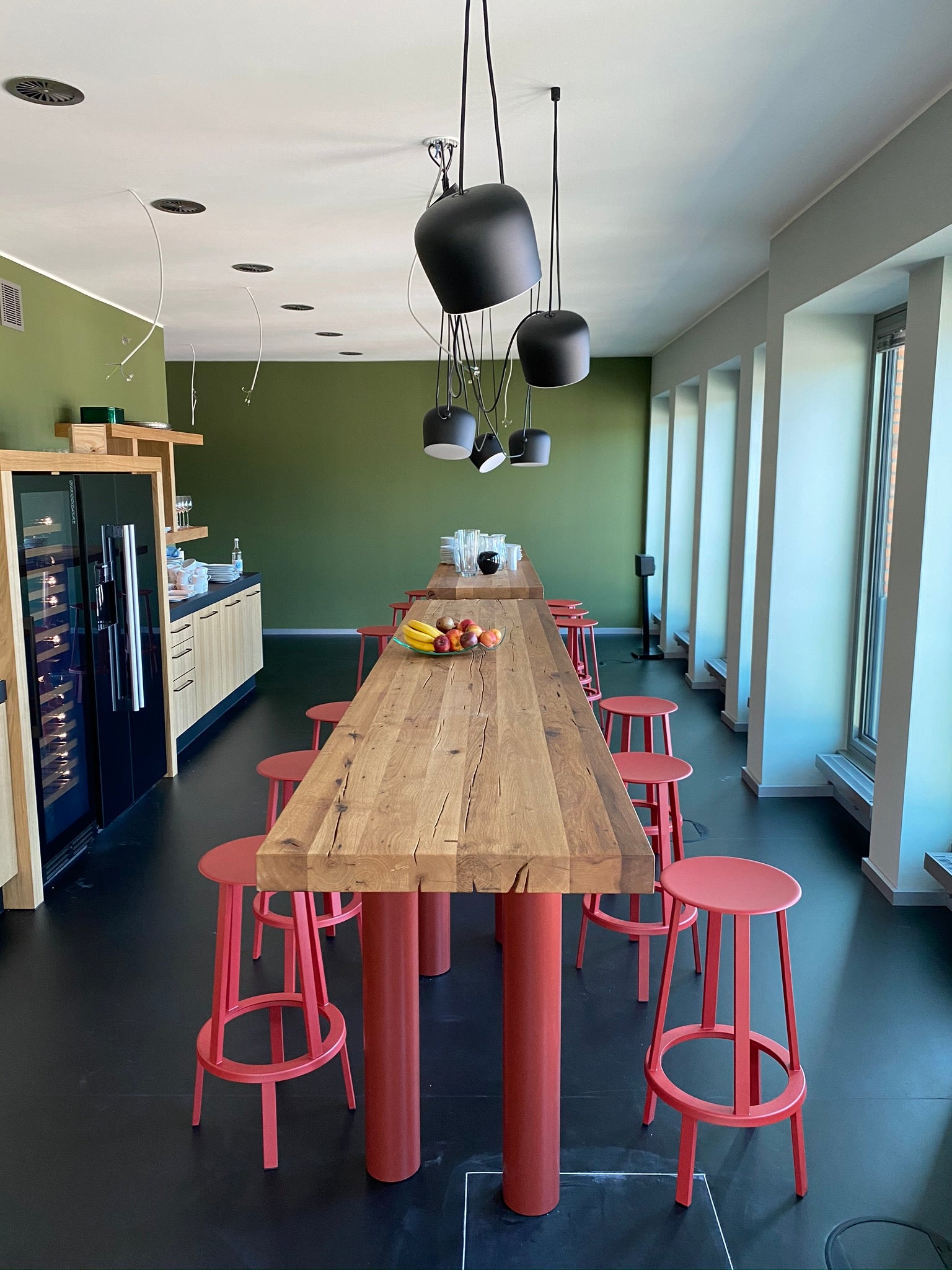 Hochtisch mit farbenfrohem Tischgestell aus Altholz Eiche | Holzwerk Hamburg