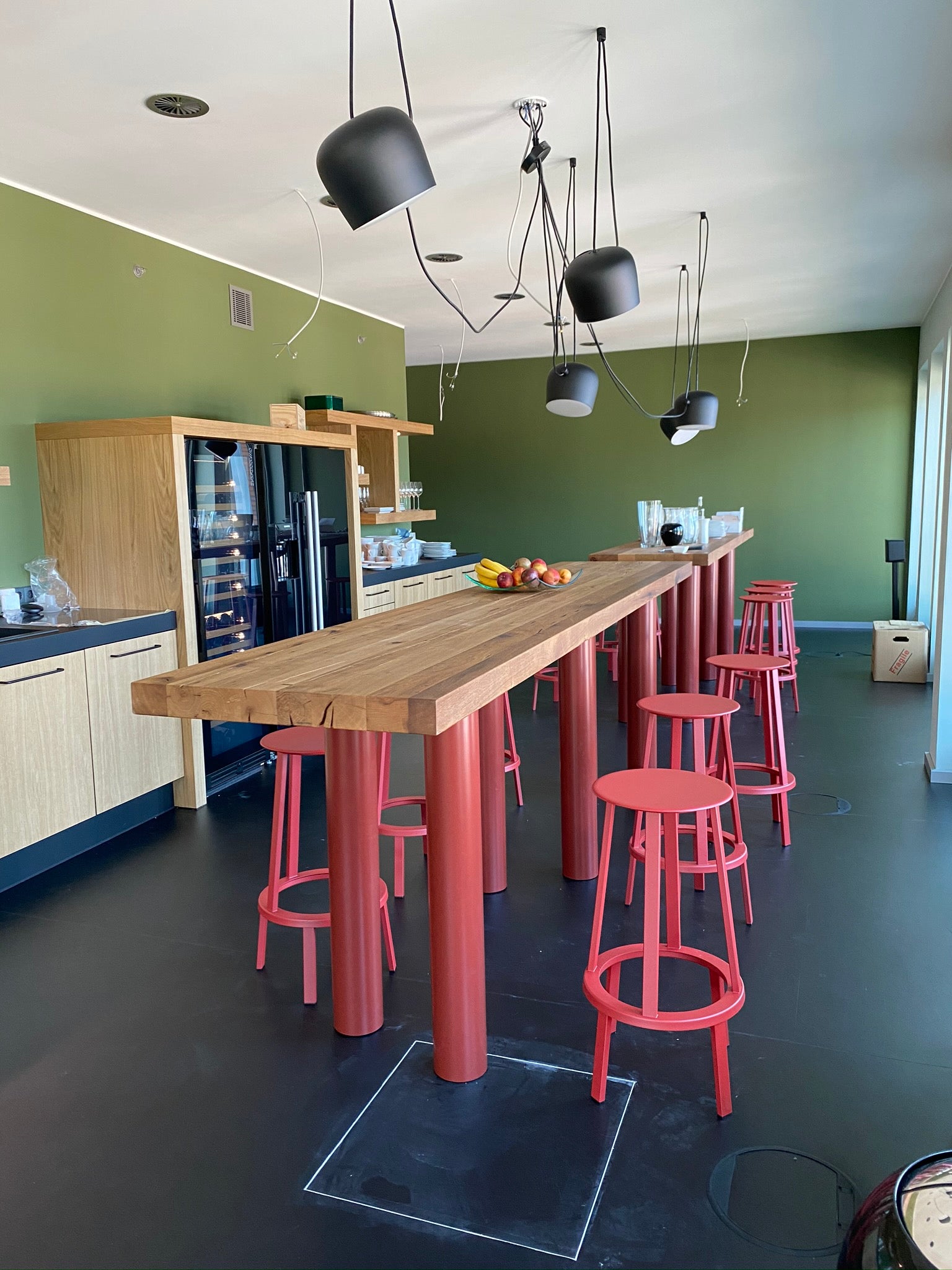 Hochtisch mit farbenfrohem Tischgestell aus Altholz Eiche | Holzwerk Hamburg