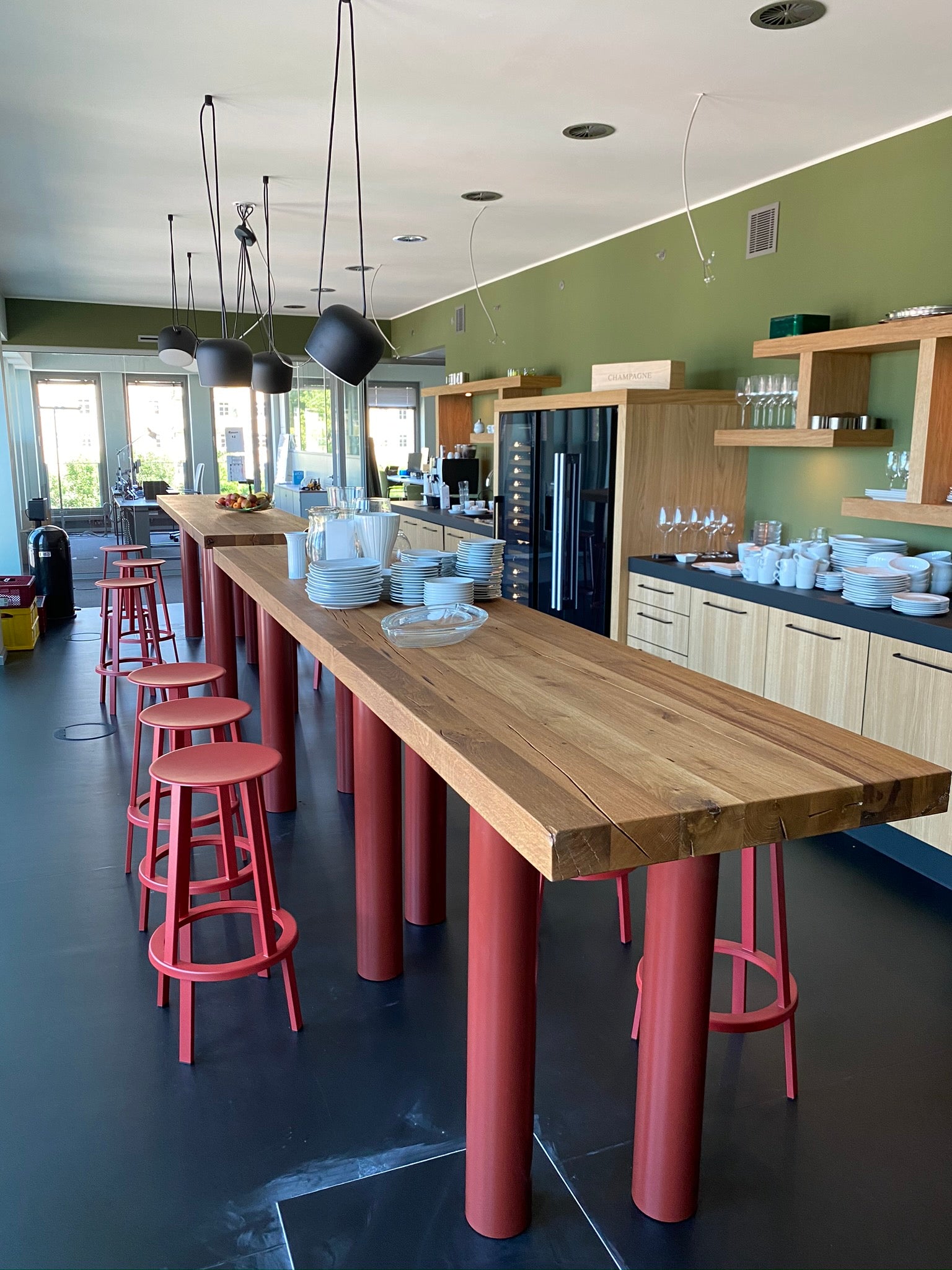 Hochtisch mit farbenfrohem Tischgestell aus Altholz Eiche | Holzwerk Hamburg