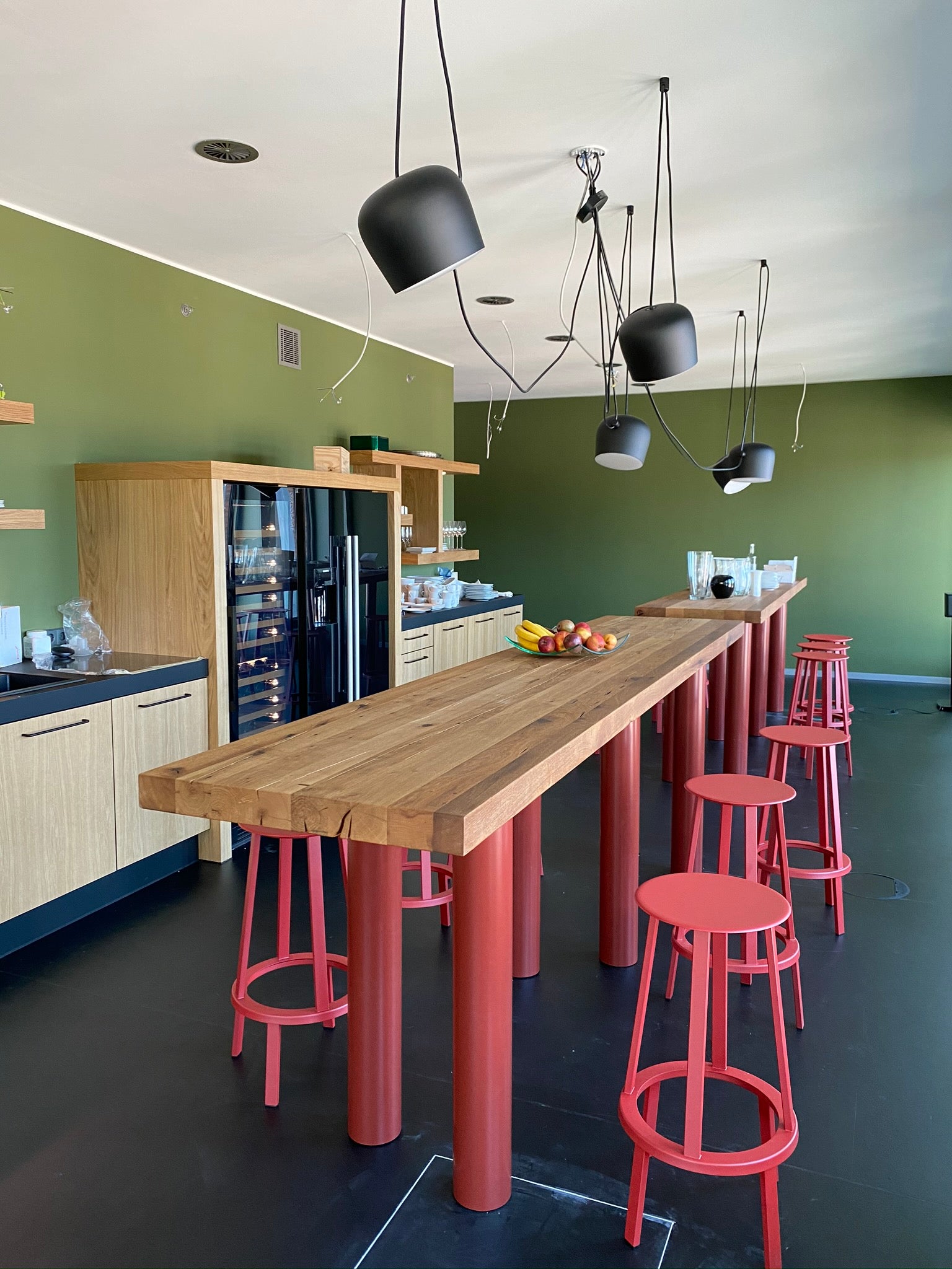 Hochtisch mit farbenfrohem Tischgestell aus Altholz Eiche | Holzwerk Hamburg 