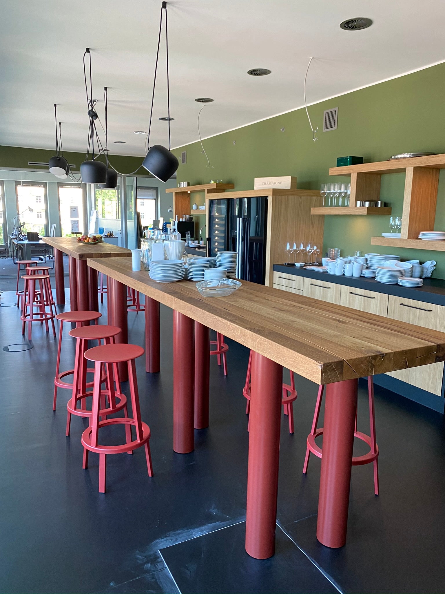 Hochtisch mit farbenfrohem Tischgestell aus Altholz Eiche | Holzwerk Hamburg