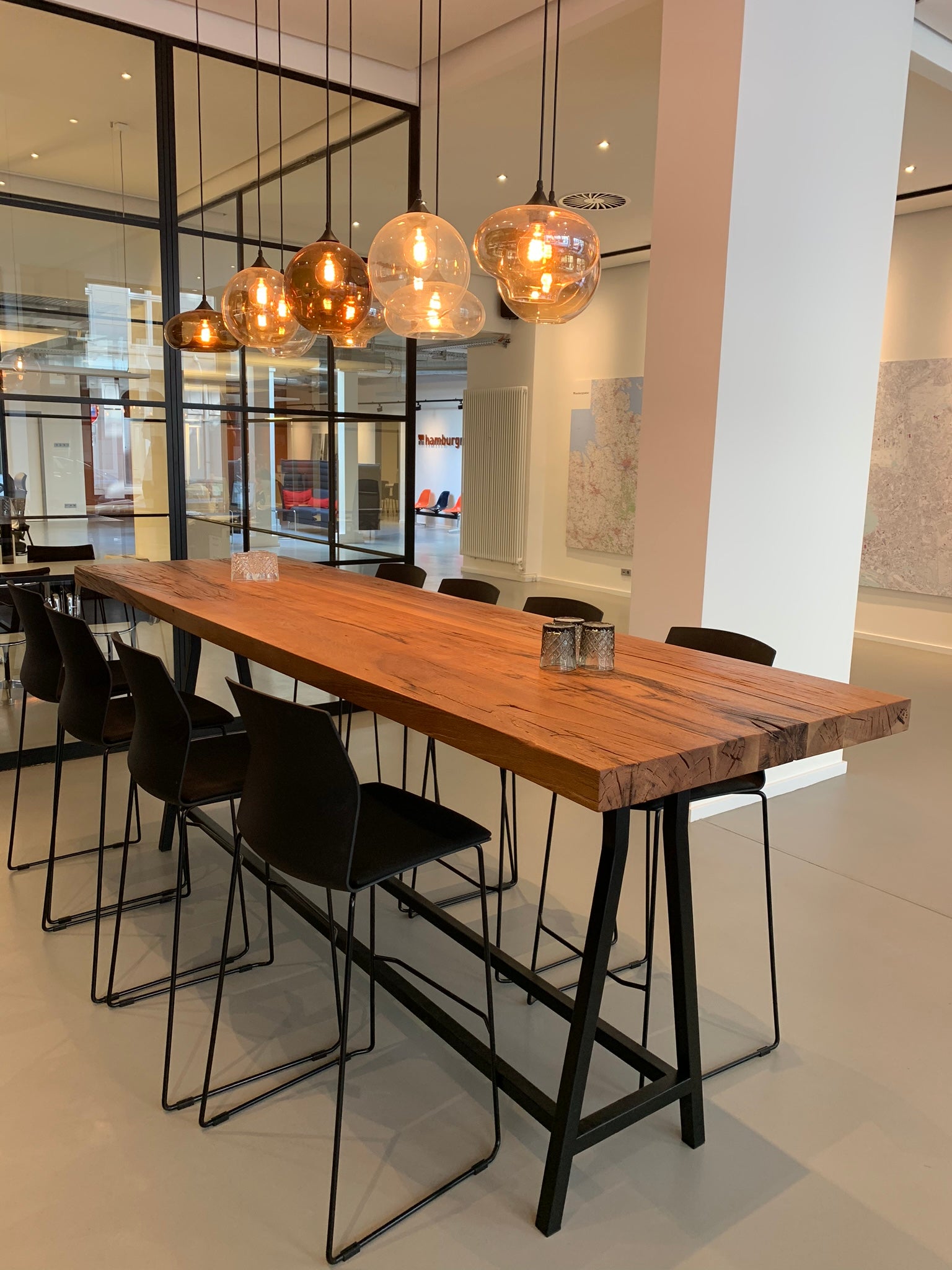 Bartisch aus Eiche Altholz auf Stahlgestell pulverbeschichtet von Holzwerk Hamburg