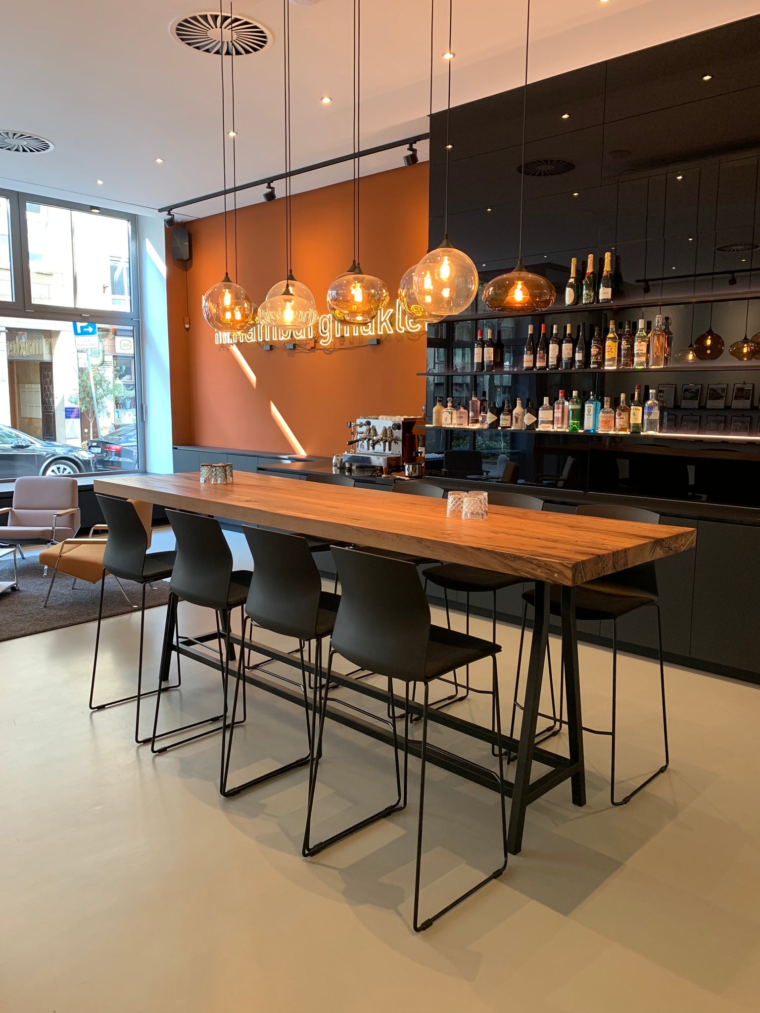 Bartisch aus Eiche Altholz auf Stahlgestell pulverbeschichtet von Holzwerk Hamburg