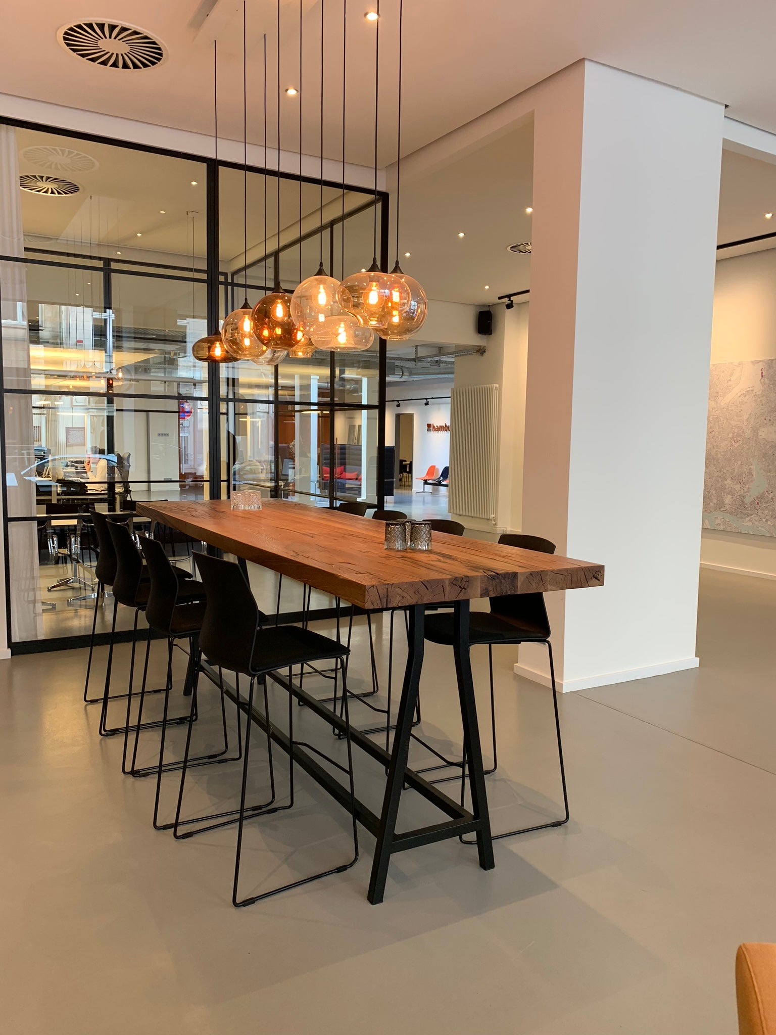 Bartisch aus Eiche Altholz auf Stahlgestell pulverbeschichtet von Holzwerk Hamburg