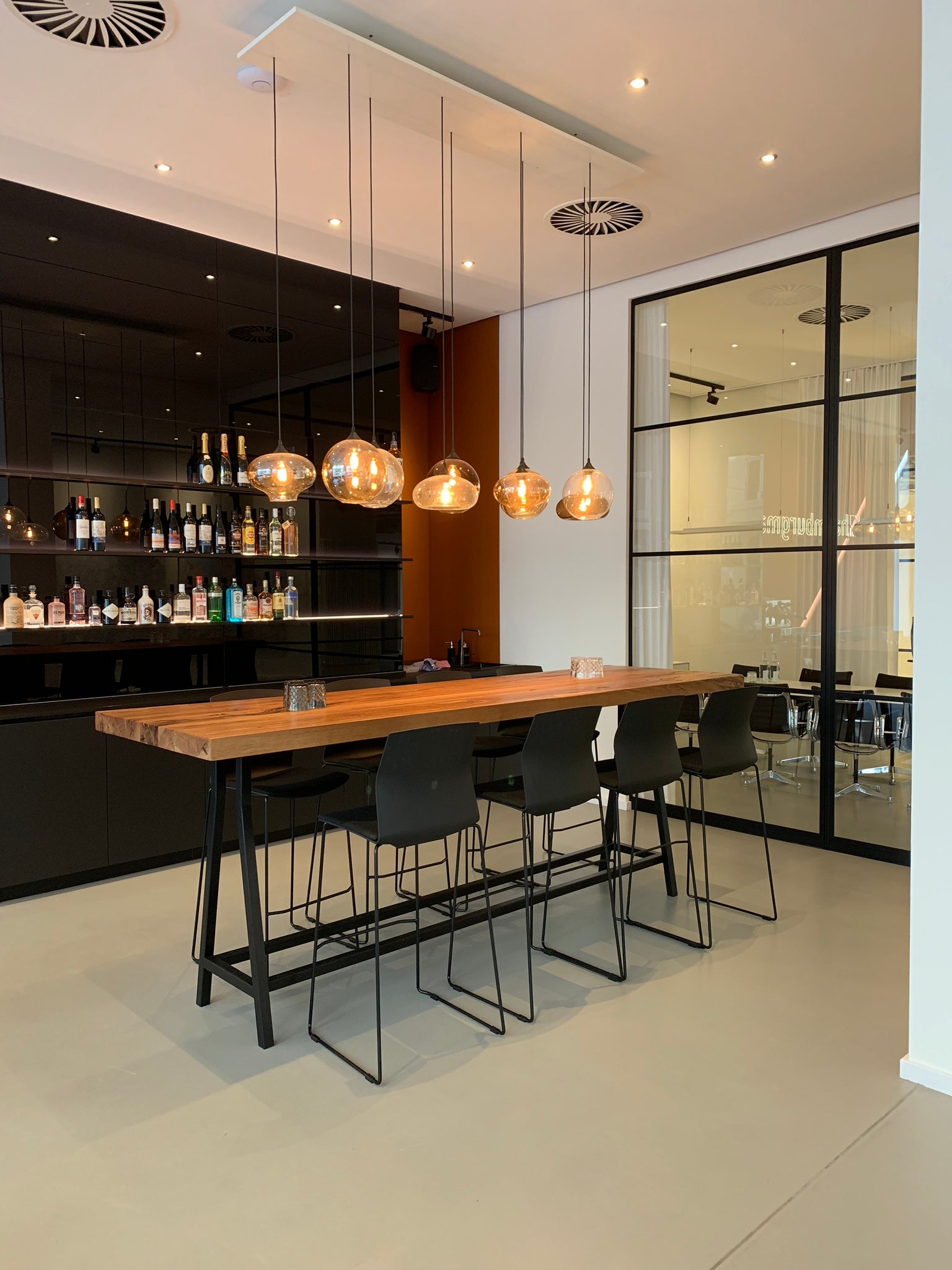 Bartisch aus Eiche Altholz auf Stahlgestell pulverbeschichtet von Holzwerk Hamburg