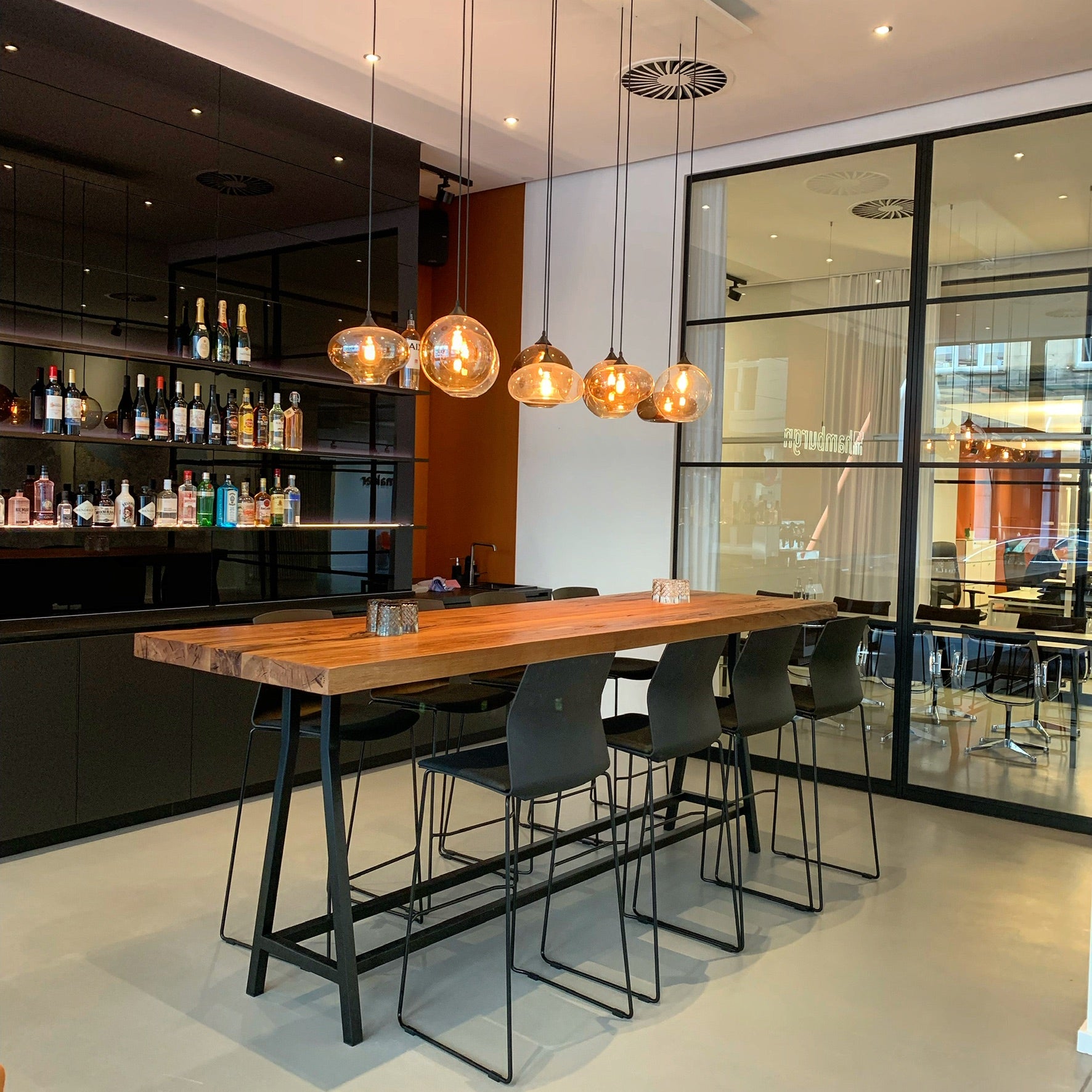 Bartisch aus Eiche Altholz auf Stahlgestell pulverbeschichtet von Holzwerk Hamburg