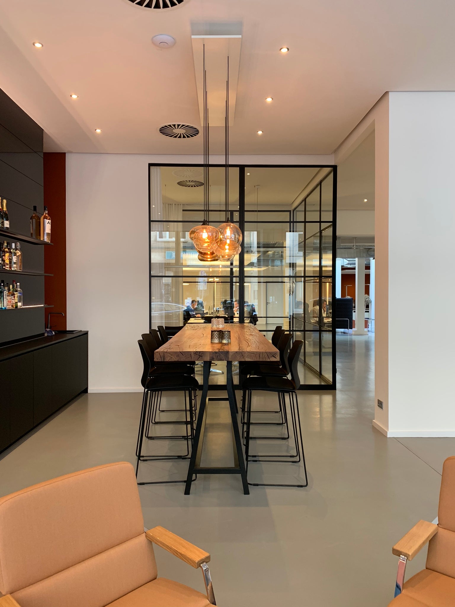 Bartisch aus Eiche Altholz auf Stahlgestell pulverbeschichtet von Holzwerk Hamburg