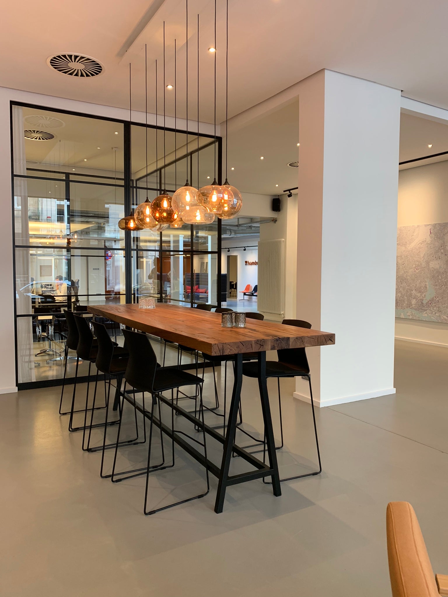 Bartisch aus Eiche Altholz auf Stahlgestell pulverbeschichtet von Holzwerk Hamburg