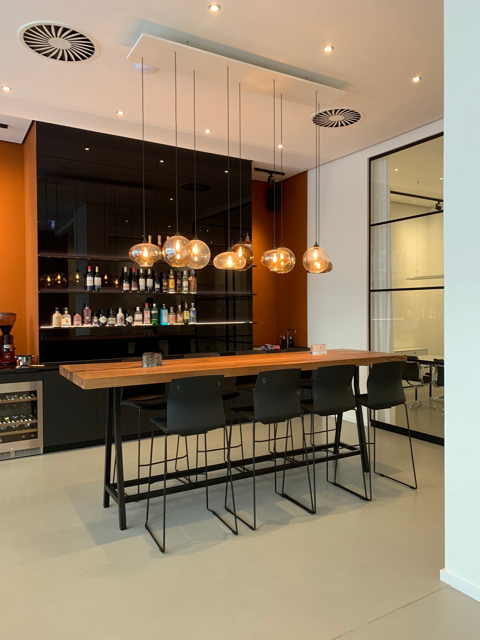 Bartisch aus Eiche Altholz auf Stahlgestell pulverbeschichtet von Holzwerk Hamburg