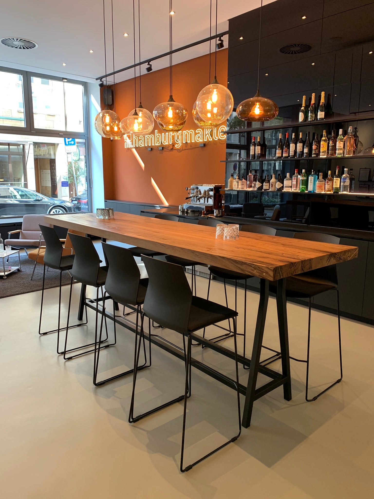 Bartisch aus Eiche Altholz auf Stahlgestell pulverbeschichtet von Holzwerk Hamburg