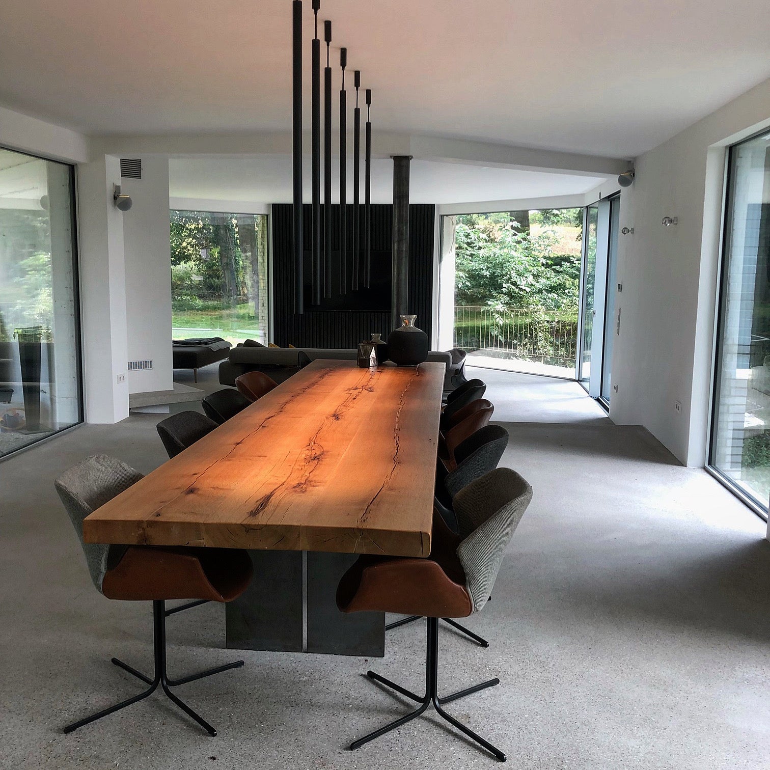 Altholztisch mit ruhiger Oberfläche | Holzwerk Hamburg