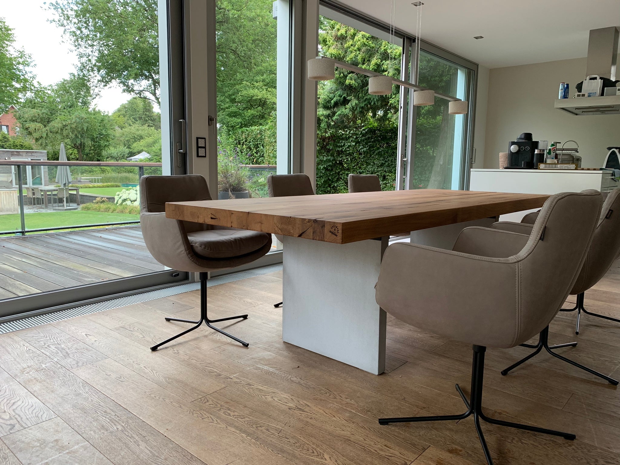 Massiver Esstisch auf Beton Gestell | Altholztisch aus Hamburg