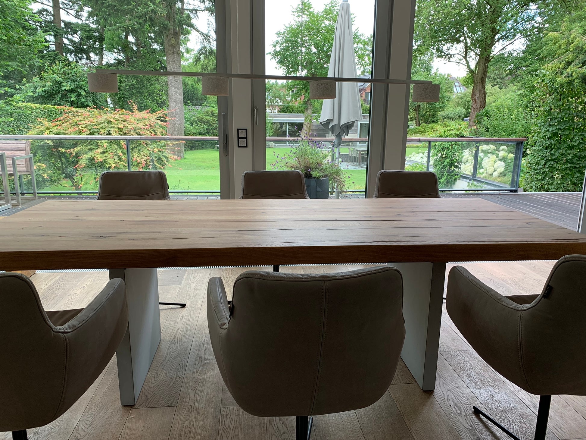 Massiver Esstisch auf Beton Gestell | Altholztisch aus Hamburg