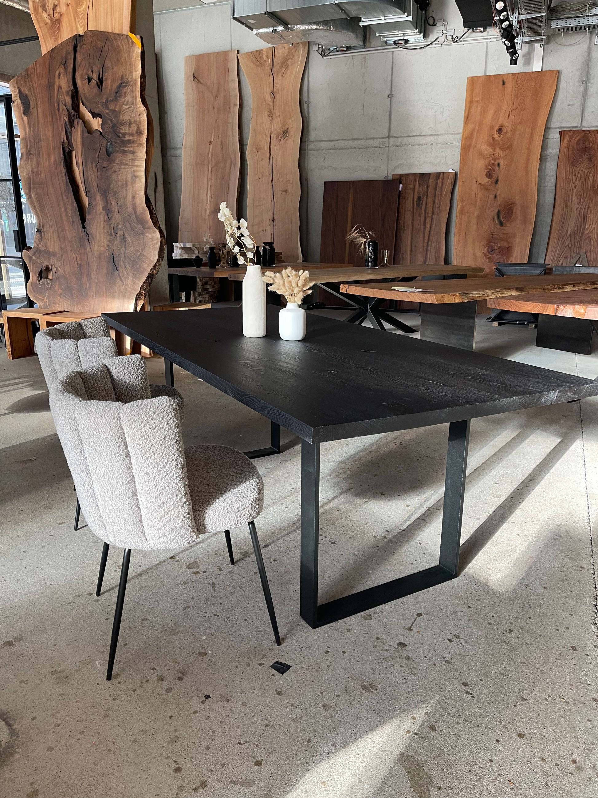 Massivholz Tisch schwarz | schwarzer Eichentisch geköhlt | Holzwerk Hamburg