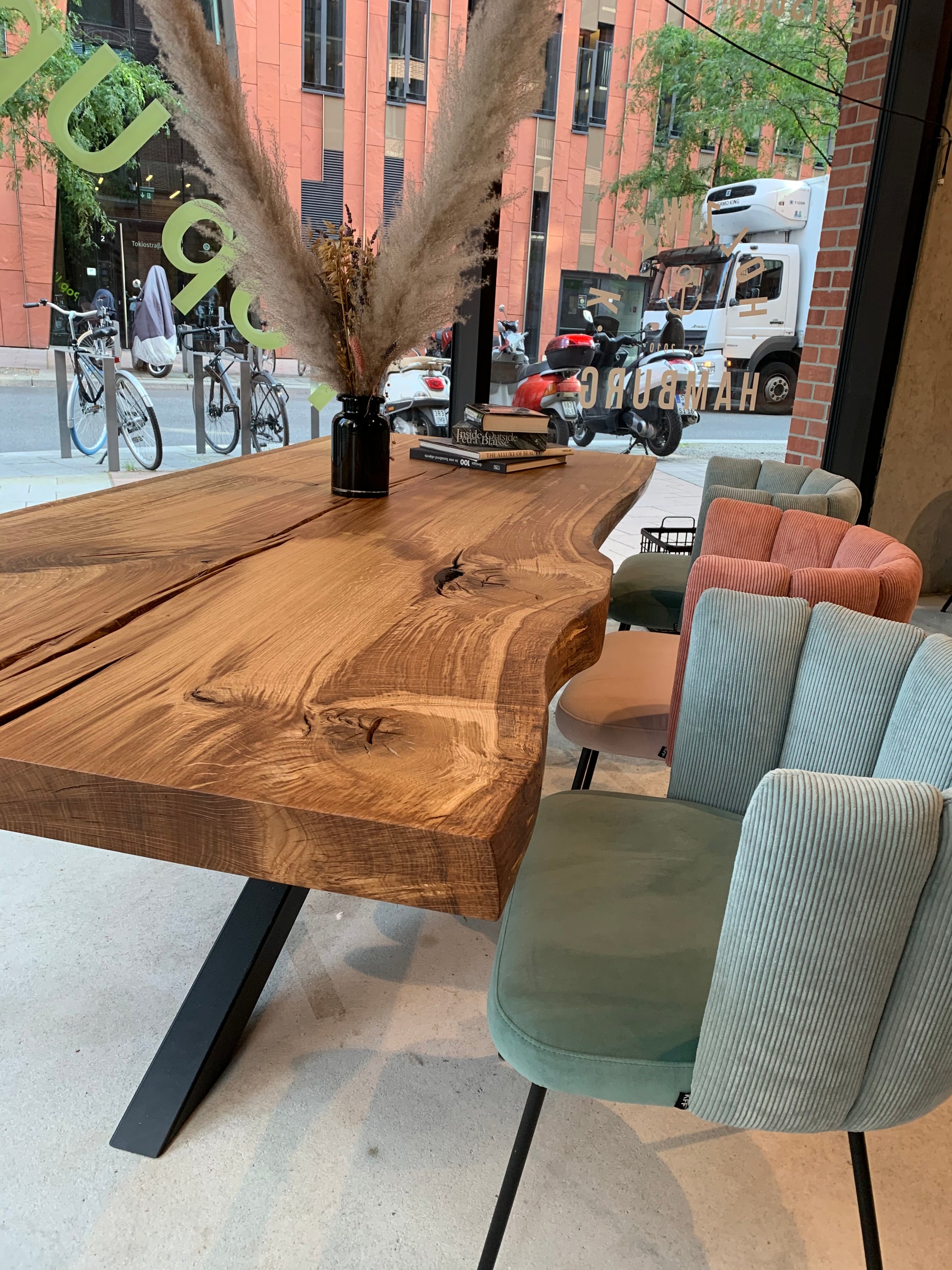 Monolith aus Eiche | Baumscheibentisch | Holzwerk HamburgMonolith aus Eiche | Baumscheibentisch | Holzwerk Hamburg