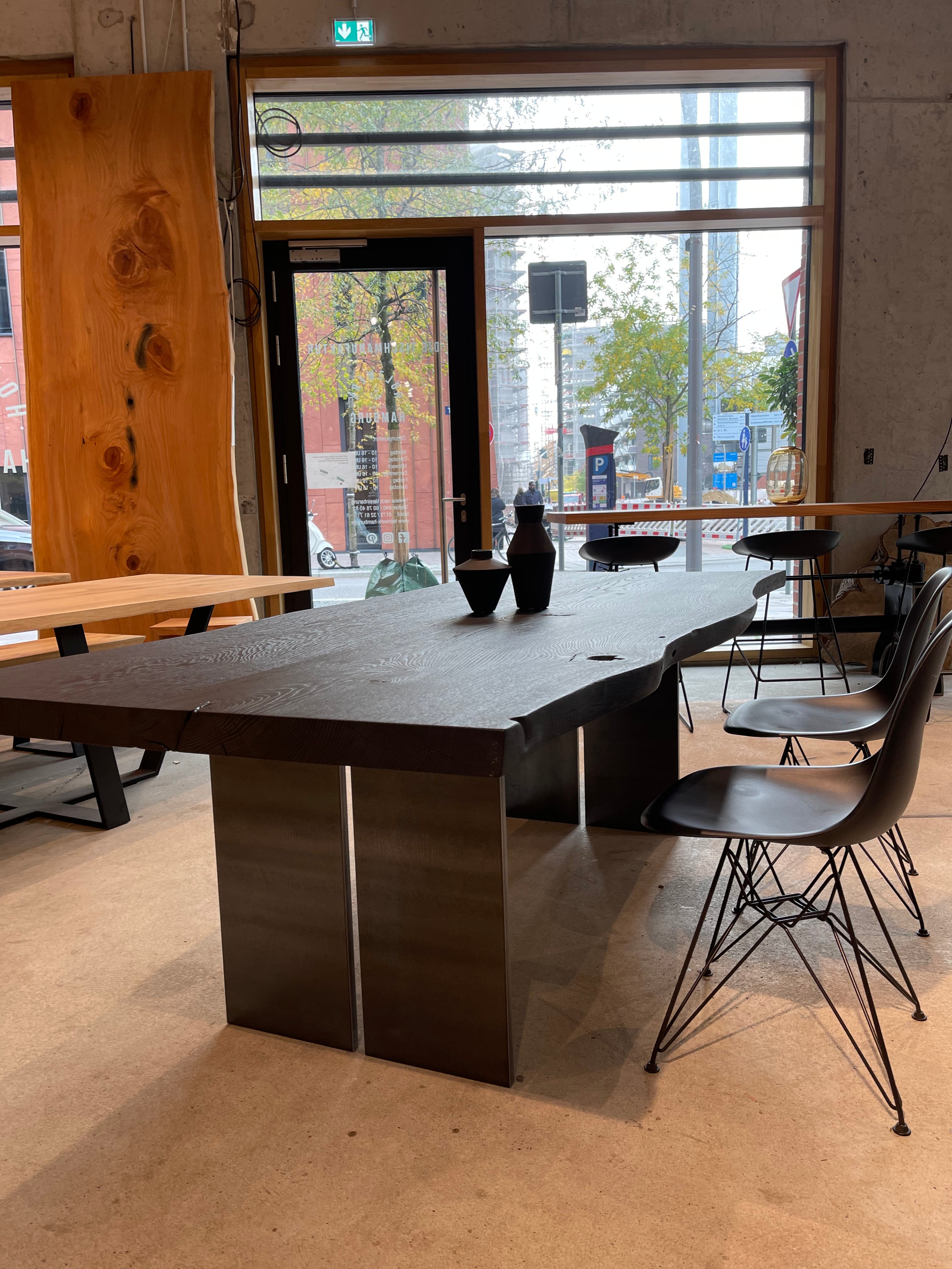 Schwarzer Unikattisch aus Eiche auf Massivem Stahlgestell | Schwarzer Designer-Tisch | Holzwerk Hamburg