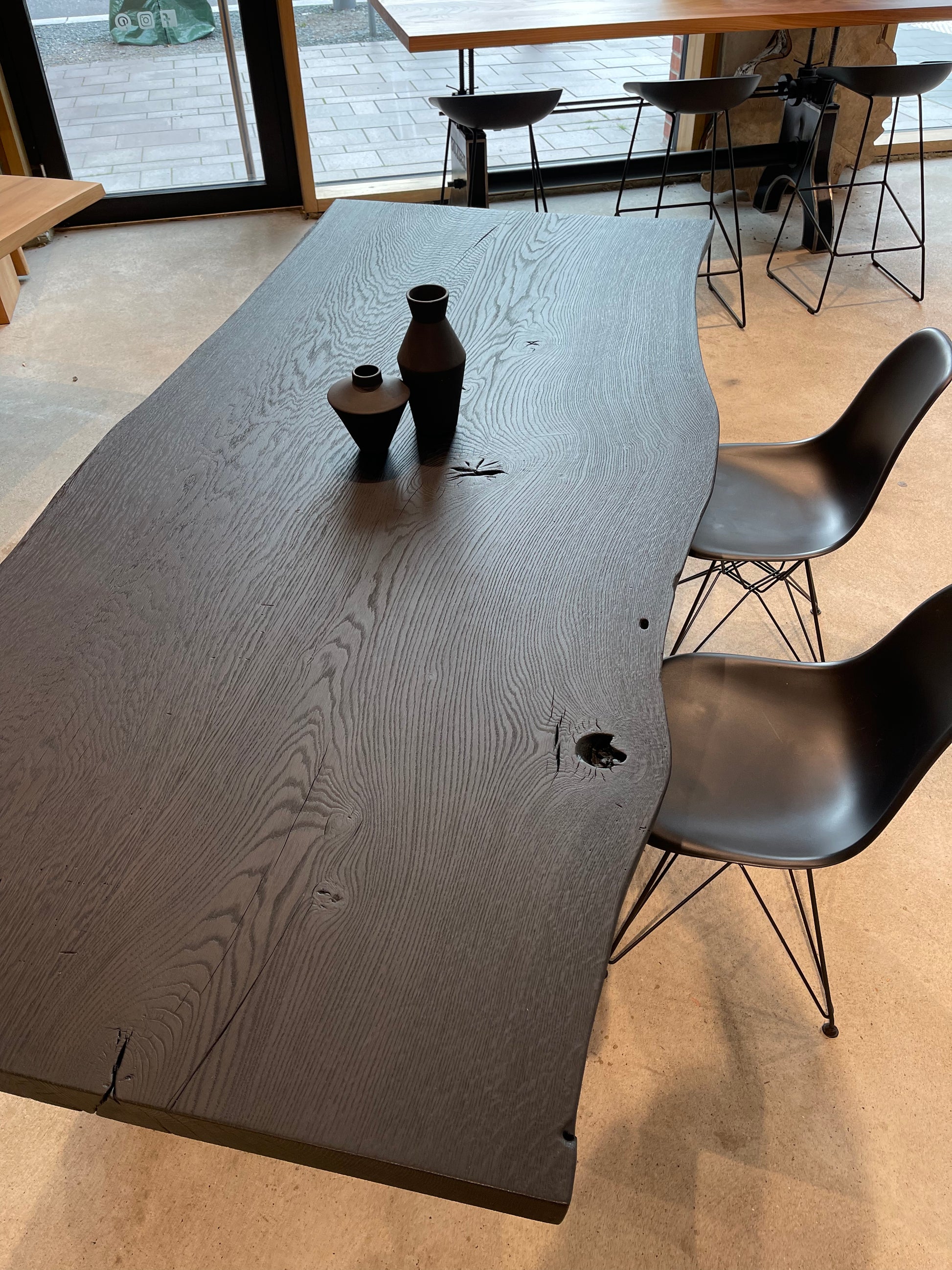 Schwarzer Unikattisch aus Eiche auf Massivem Stahlgestell | Schwarzer Designer-Tisch | Holzwerk Hamburg