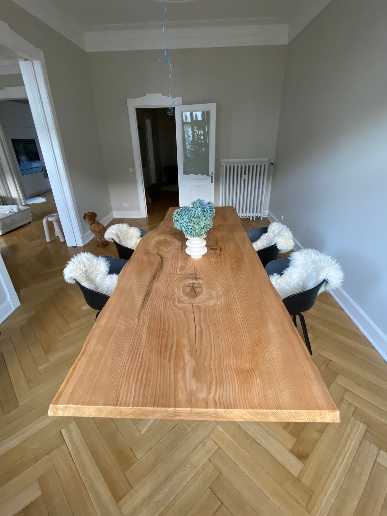 Homogener Esstisch aus einem Stück Zeder | Holzwerk Hamburg