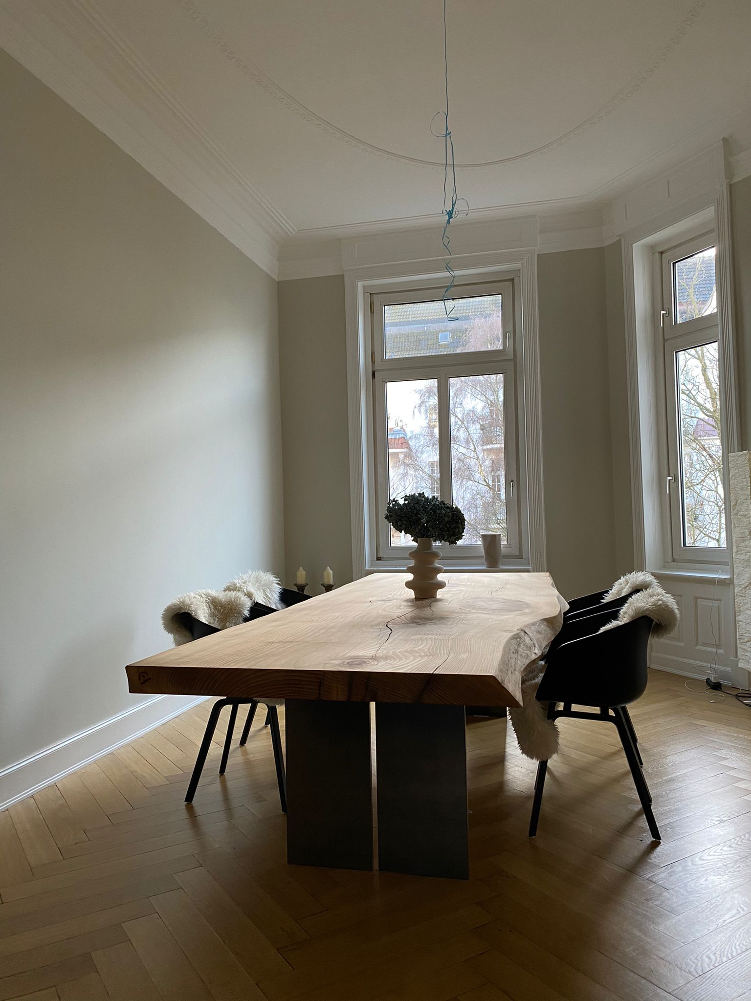 Homogener Esstisch aus einem Stück Zeder | Holzwerk Hamburg