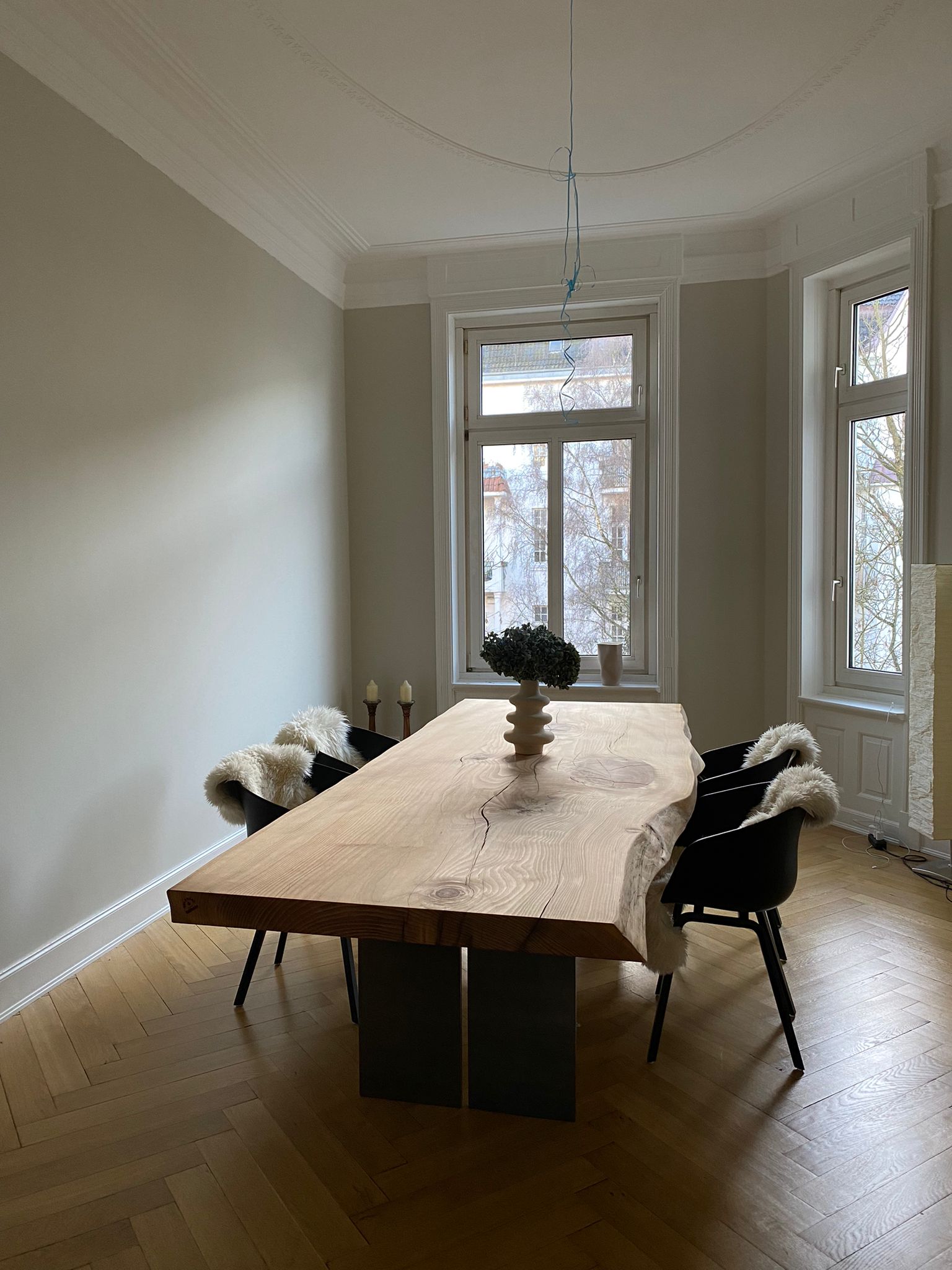 Homogener Esstisch aus einem Stück Zeder | Holzwerk Hamburg