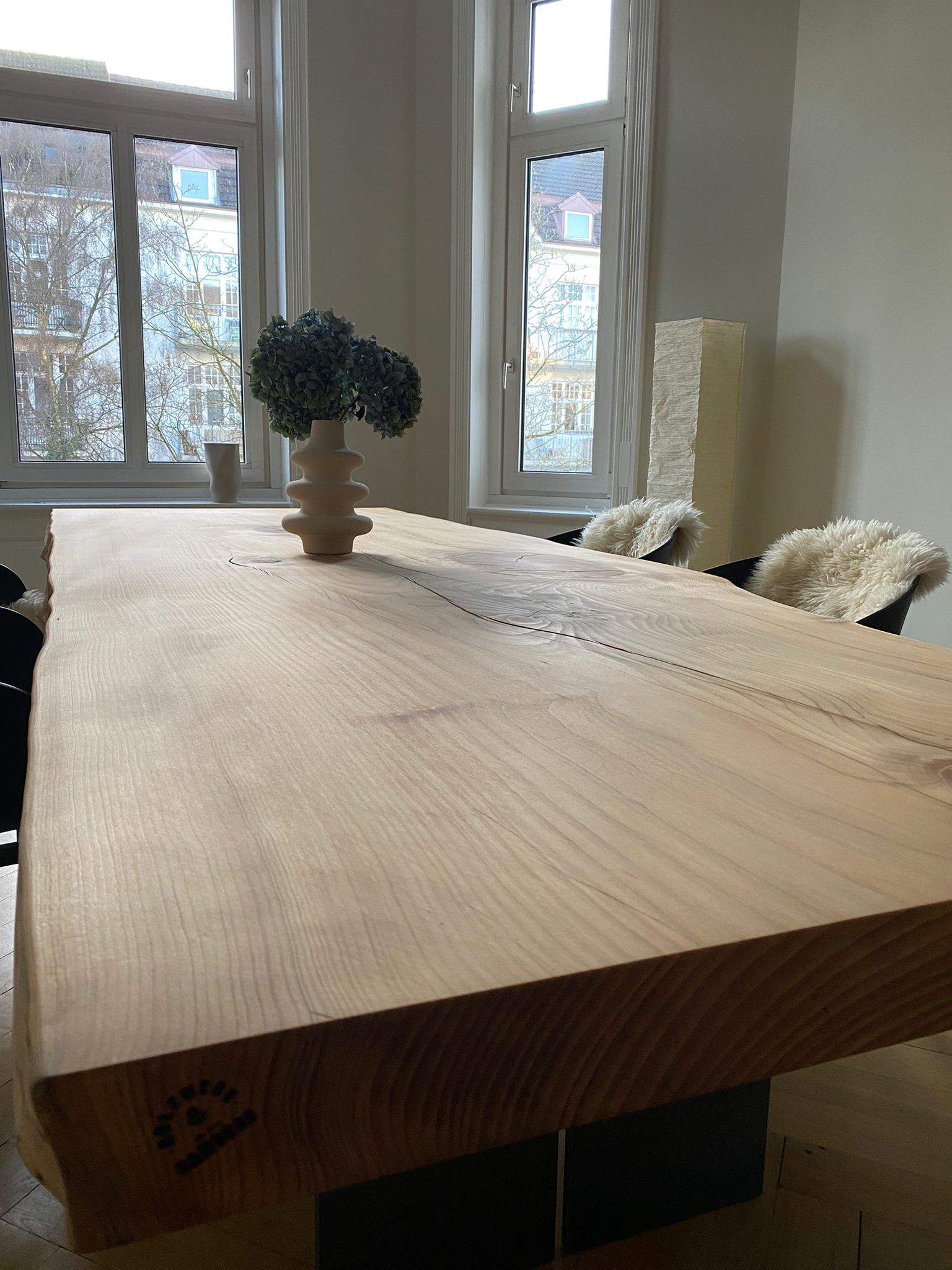 Homogener Esstisch aus einem Stück Zeder | Holzwerk Hamburg