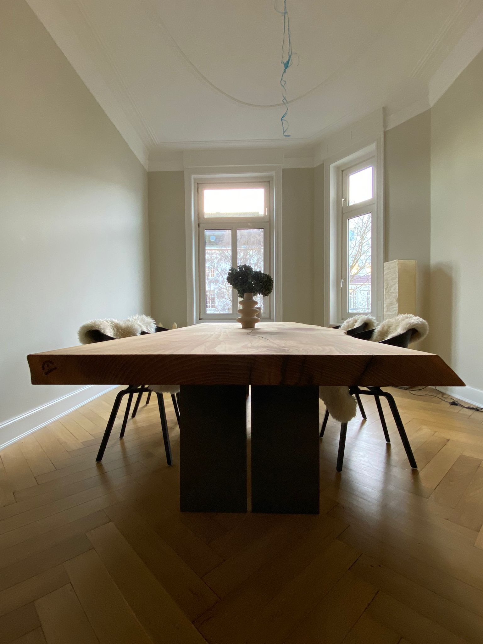 Homogener Esstisch aus einem Stück Zeder | Holzwerk Hamburg