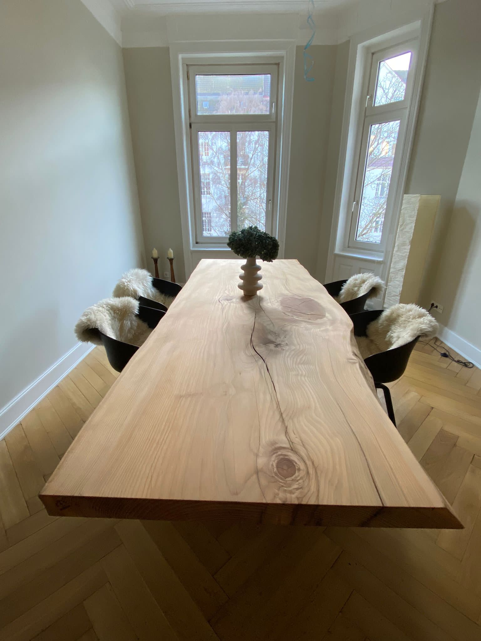 Homogener Esstisch aus einem Stück Zeder | Holzwerk Hamburg