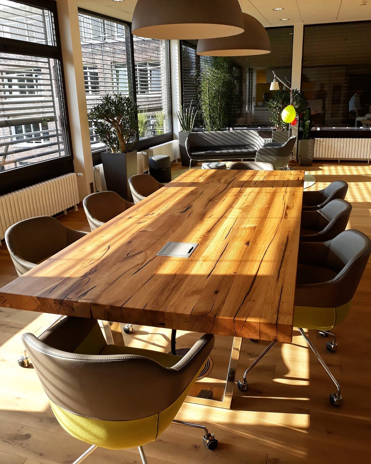 Konferenztisch aus Altholz | Holzwerk Hamburg