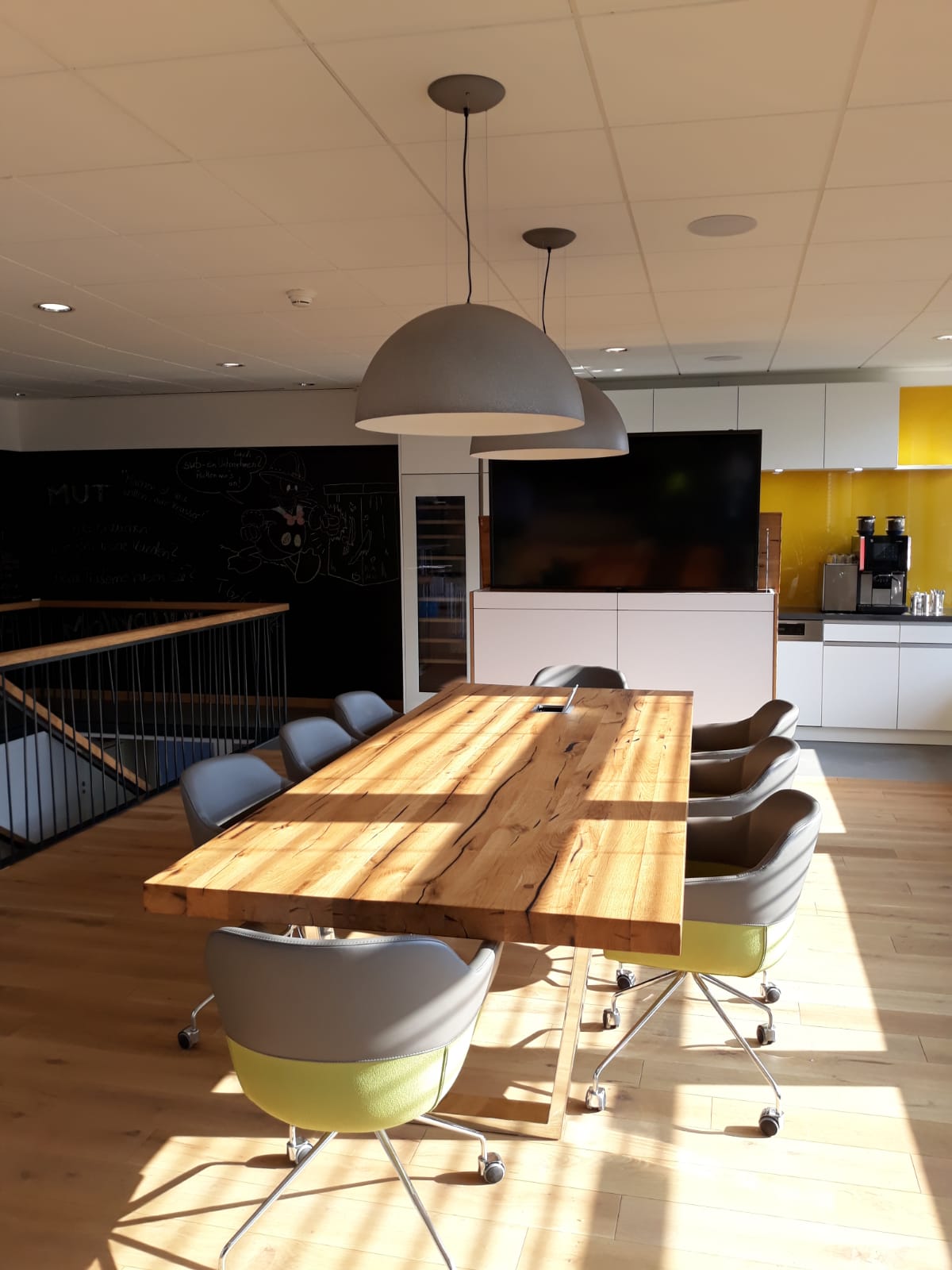 Konferenztisch aus Altholz | Holzwerk Hamburg