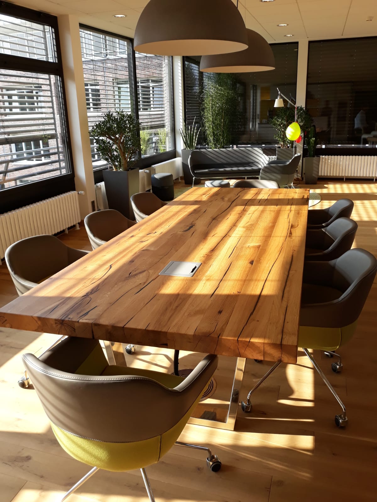 Konferenztisch aus Altholz | Holzwerk Hamburg