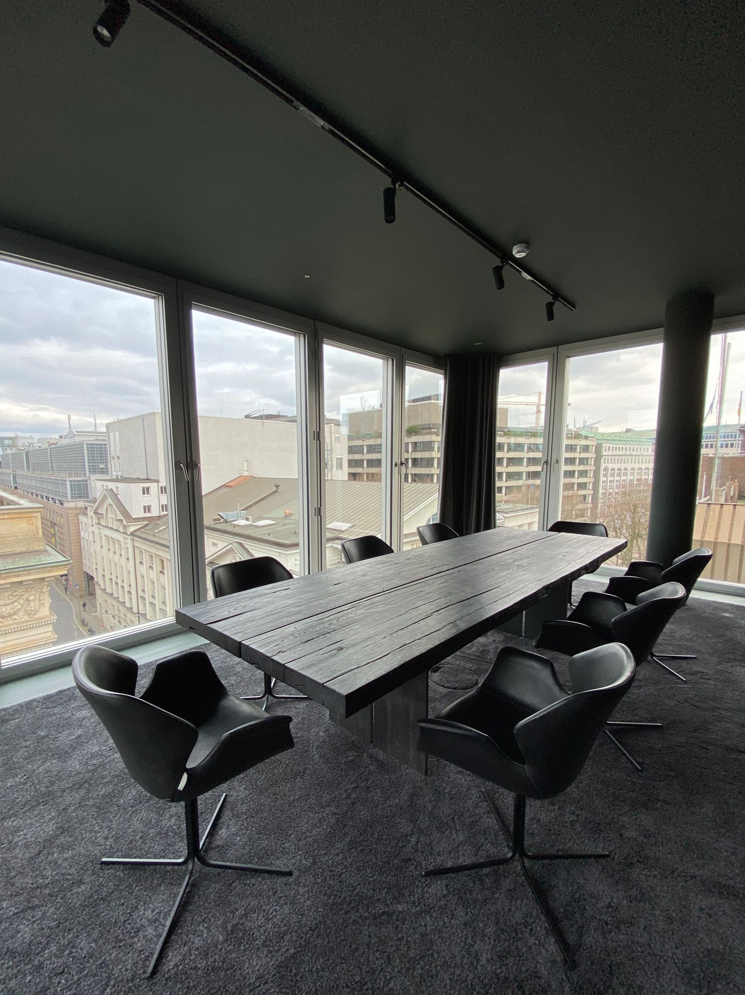 Konferenztisch Eichenholz geköhlt | Konferenztisch nach Maß | Holzwerk Hamburg 