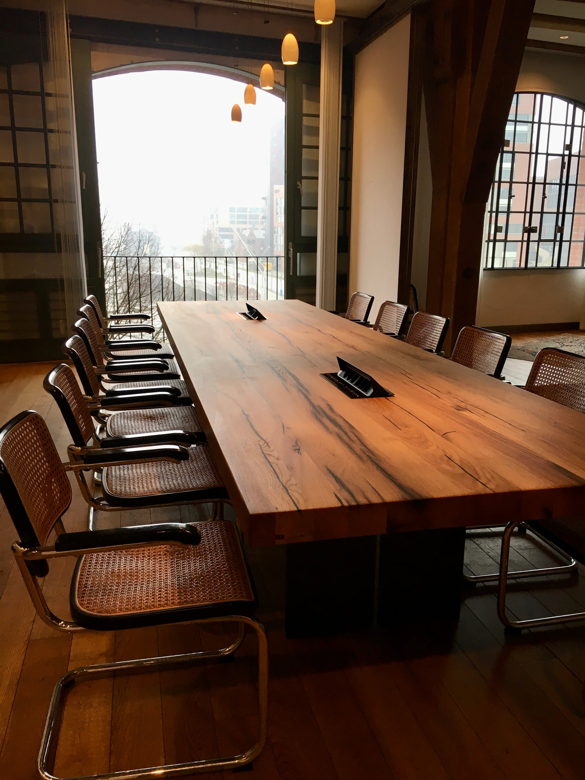 Rustikaler Konferenztisch auf Massivem Stahlgestell