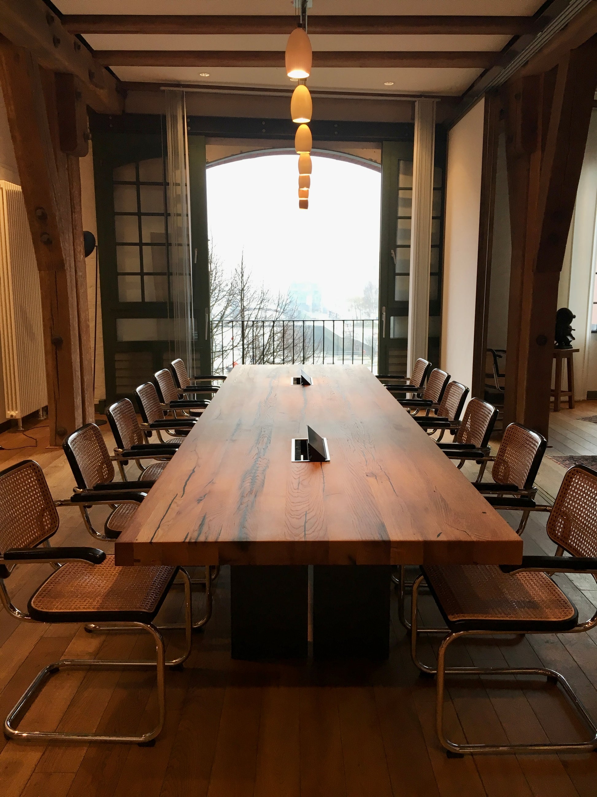 Rustikaler Konferenztisch auf Massivem Stahlgestell