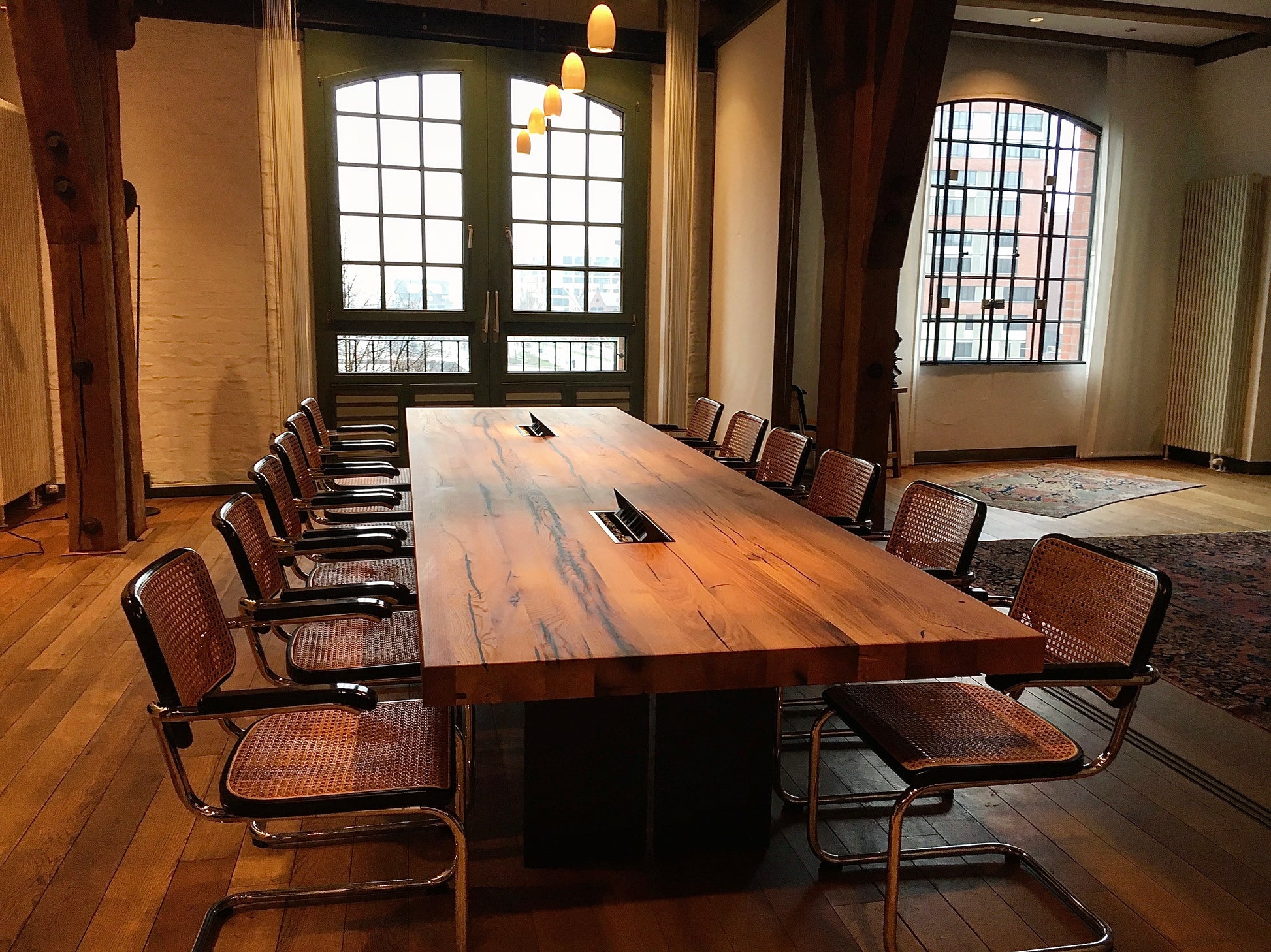 Rustikaler Konferenztisch auf Massivem Stahlgestell