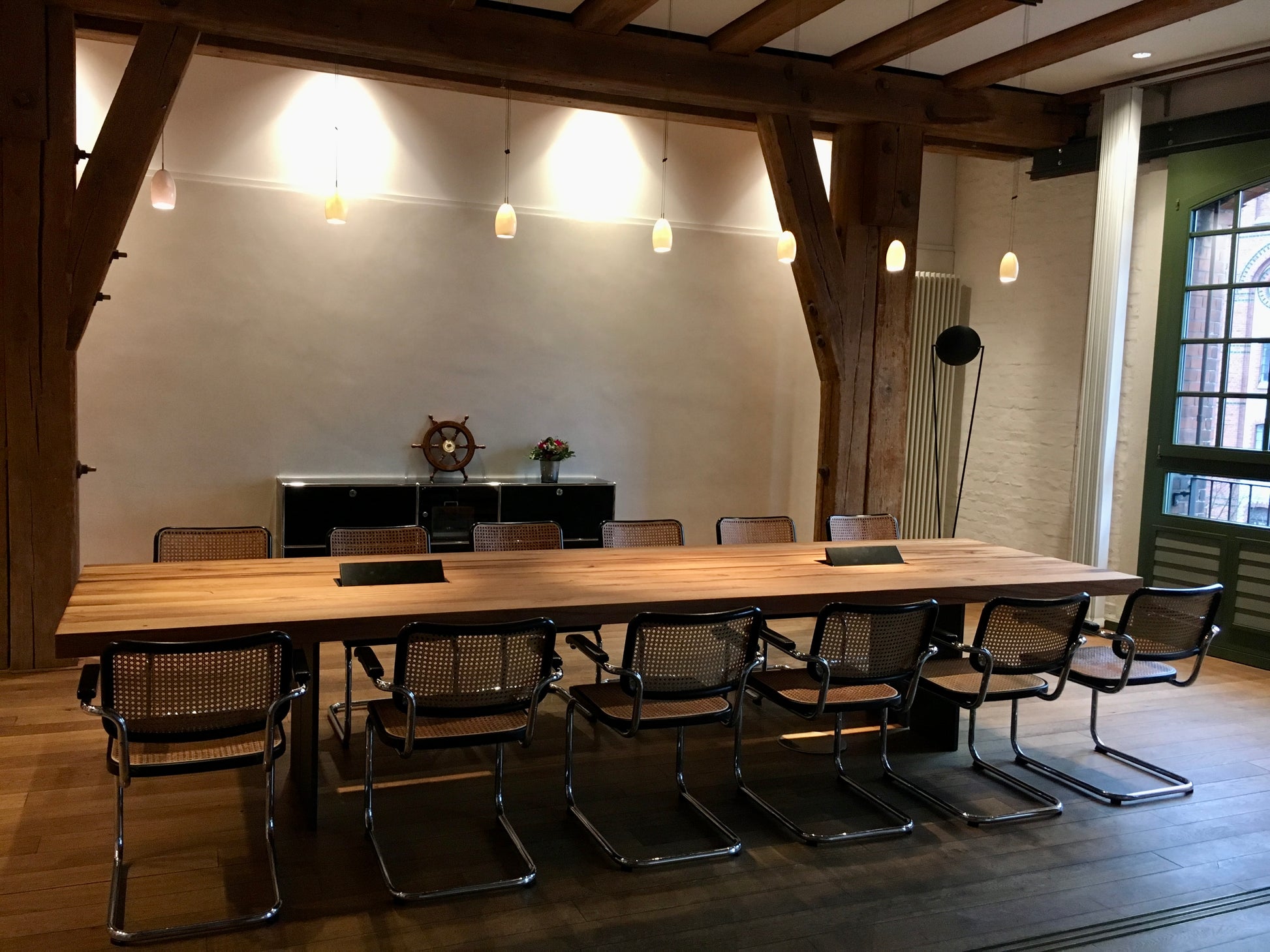 Rustikaler Konferenztisch auf Massivem Stahlgestell