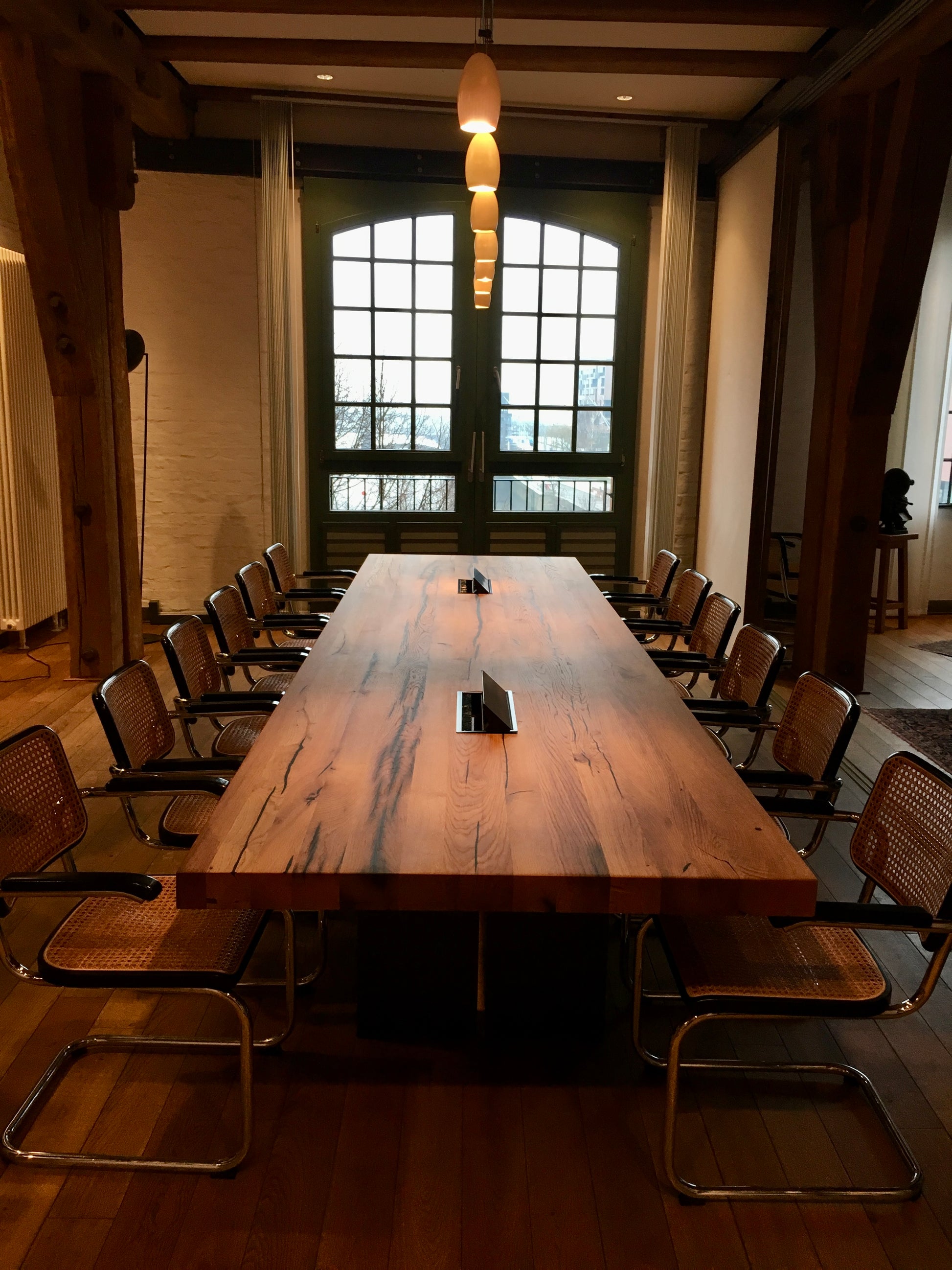 Konferenztisch in Hamburg | Konferenztisch nach Maß 