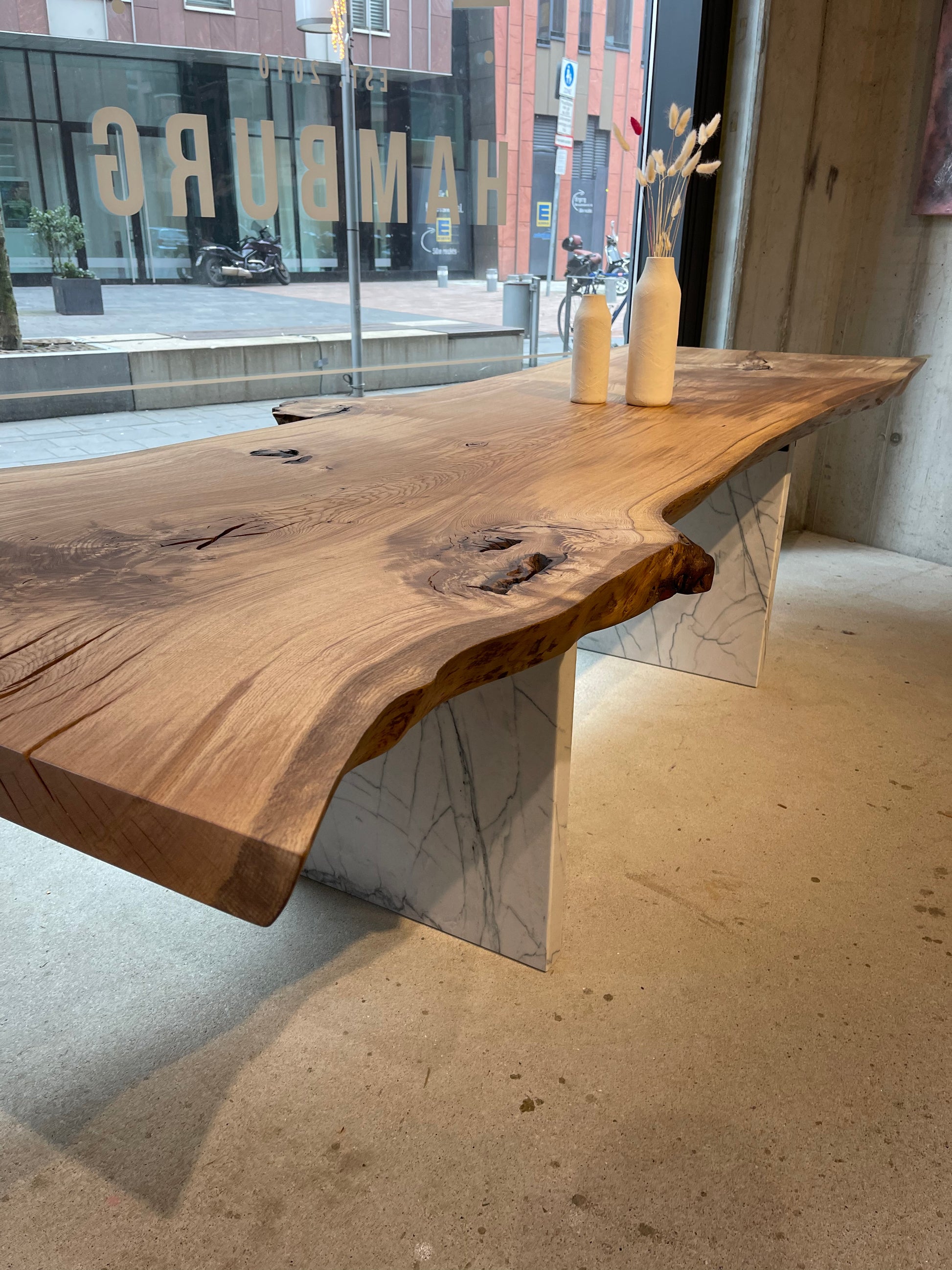 Monolith Esstisch Eichenholz mit Gestell aus Mamor | Holzwerk Hamburg 