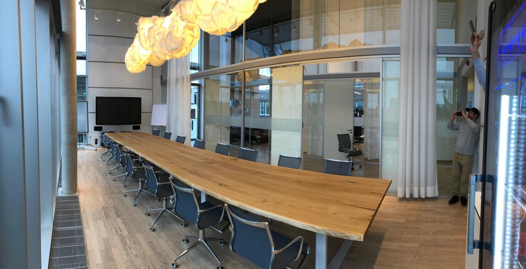 Großer Konferenztisch Eiche - Konferenztisch Natürliche Baumkante - Tischgestell aus Stahl pulverbeschichtet