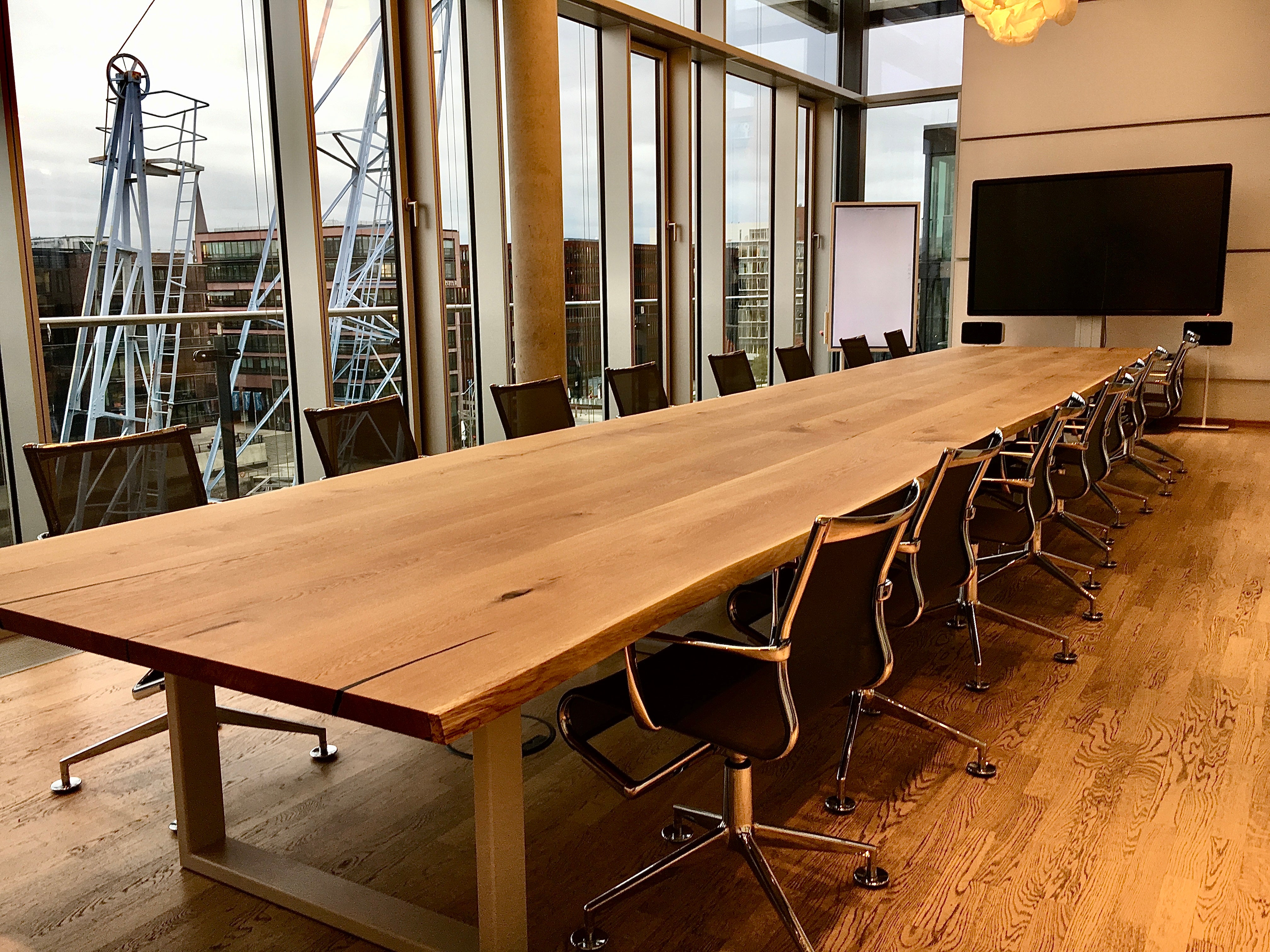 Großer Konferenztisch Eiche - Konferenztisch Natürliche Baumkante - Tischgestell aus Stahl pulverbeschichtet