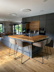 Umlaufender Bartresen aus Eiche Altholz | Holzwerk Hamburg